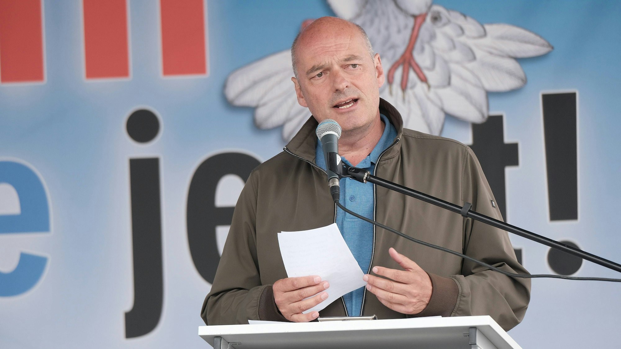 Ex-Ehemann von Sahra Wagenknecht: Ralph Thomas Niemeyer im Jahr 2020 bei einer Demonstration gegen den US-Luftwaffenstützpunkt Ramstein. Nun wurde eine Wohnungsdurchsuchung im Kontext der Ermittlungen gegen „Reichsbürger“ bei Niemeyer bekannt.