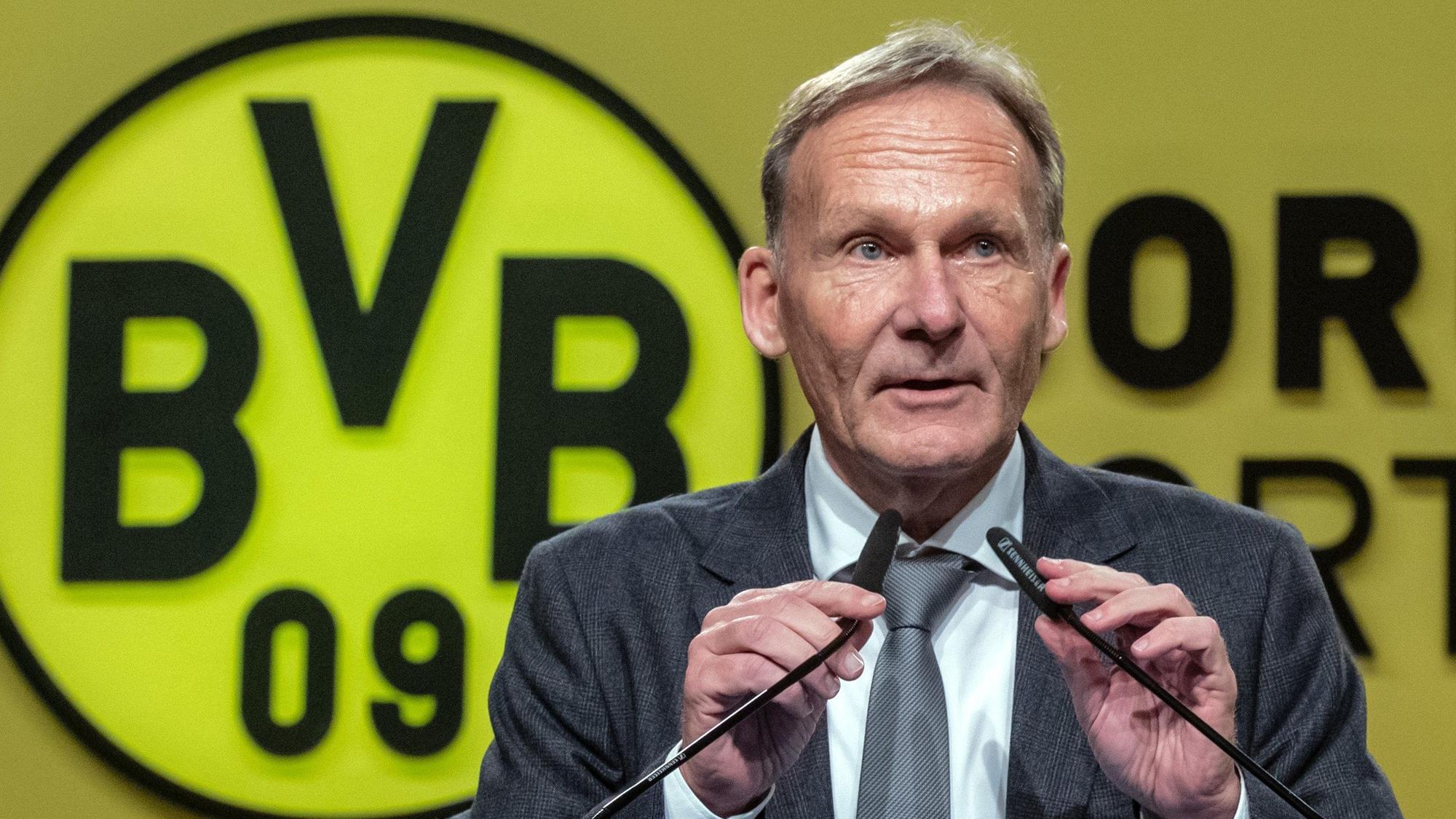 Hans-Joachim Watzke, Geschäftsführer von Borussia Dortmund, spricht auf der Mitgliederversammlung seines Vereins. Watzke sieht trotz der großen Dominanz des Serienmeisters FC Bayern München keinen Grund, die Einführung von Playoffs in der Fußball-Bundesliga voranzutreiben. «Das wäre aus meiner Sicht eine Ultima Ratio. (zu dpa: «BVB-Chef Watzke gegen Playoffs: «Ultima Ratio»») Foto: Bernd Thissen/dpa +++ dpa-Bildfunk +++