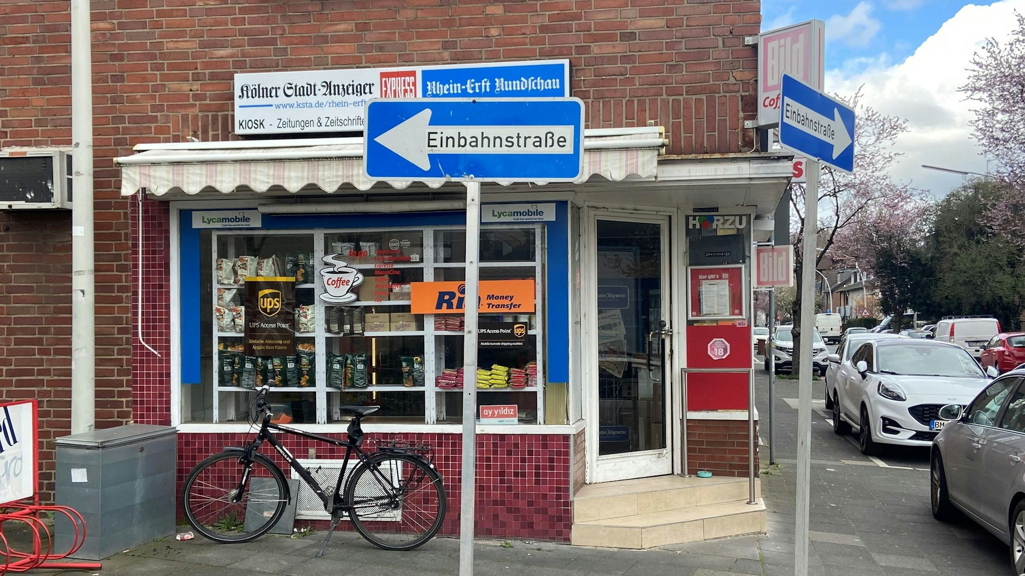 Mehrere provisorische Verkehrsschilder stehen in Frechen.