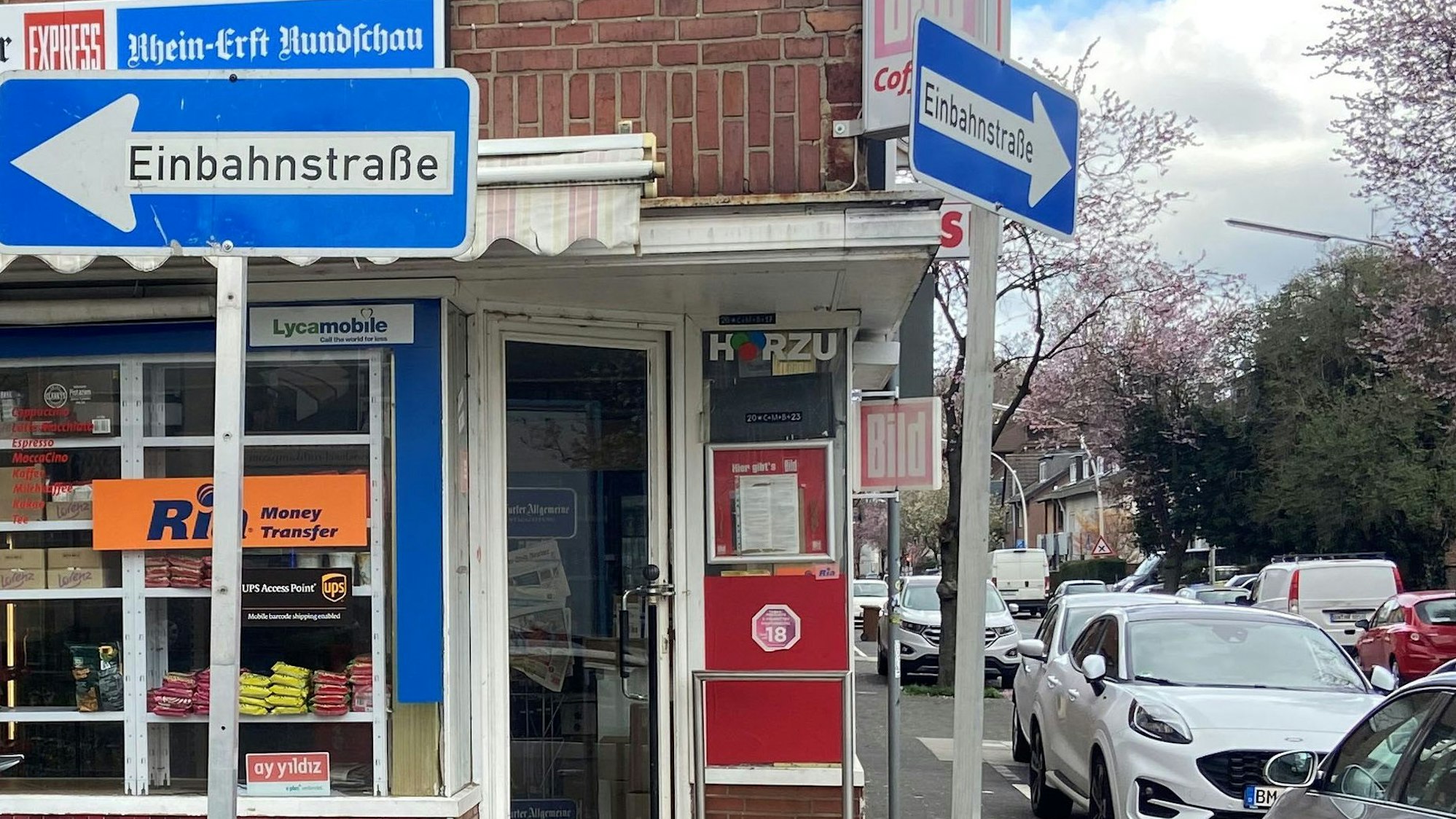 Das Bild zeigt mehrere provisorisch aufgestellte Verkehrsschilder.