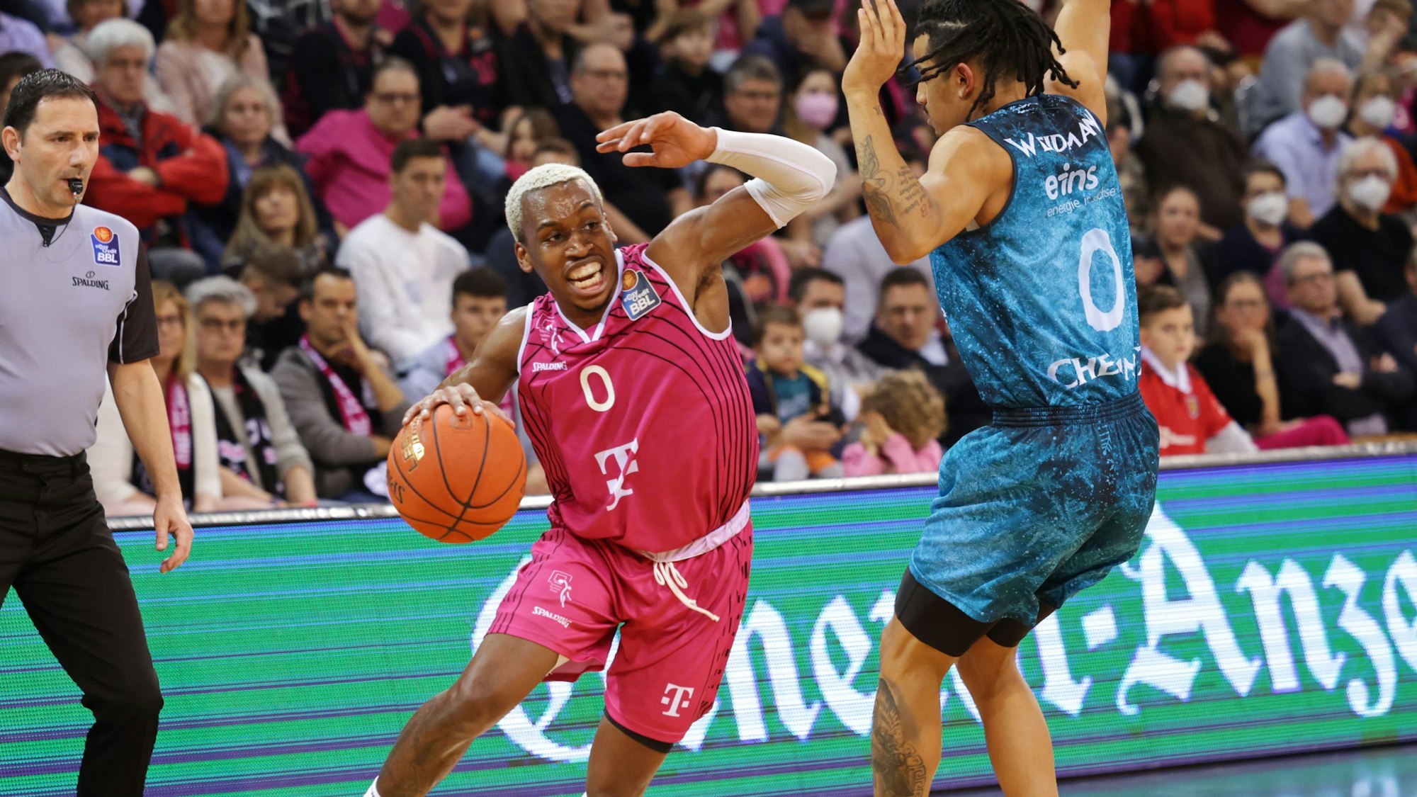 Zwei Spieler kämpfen um den Ball.