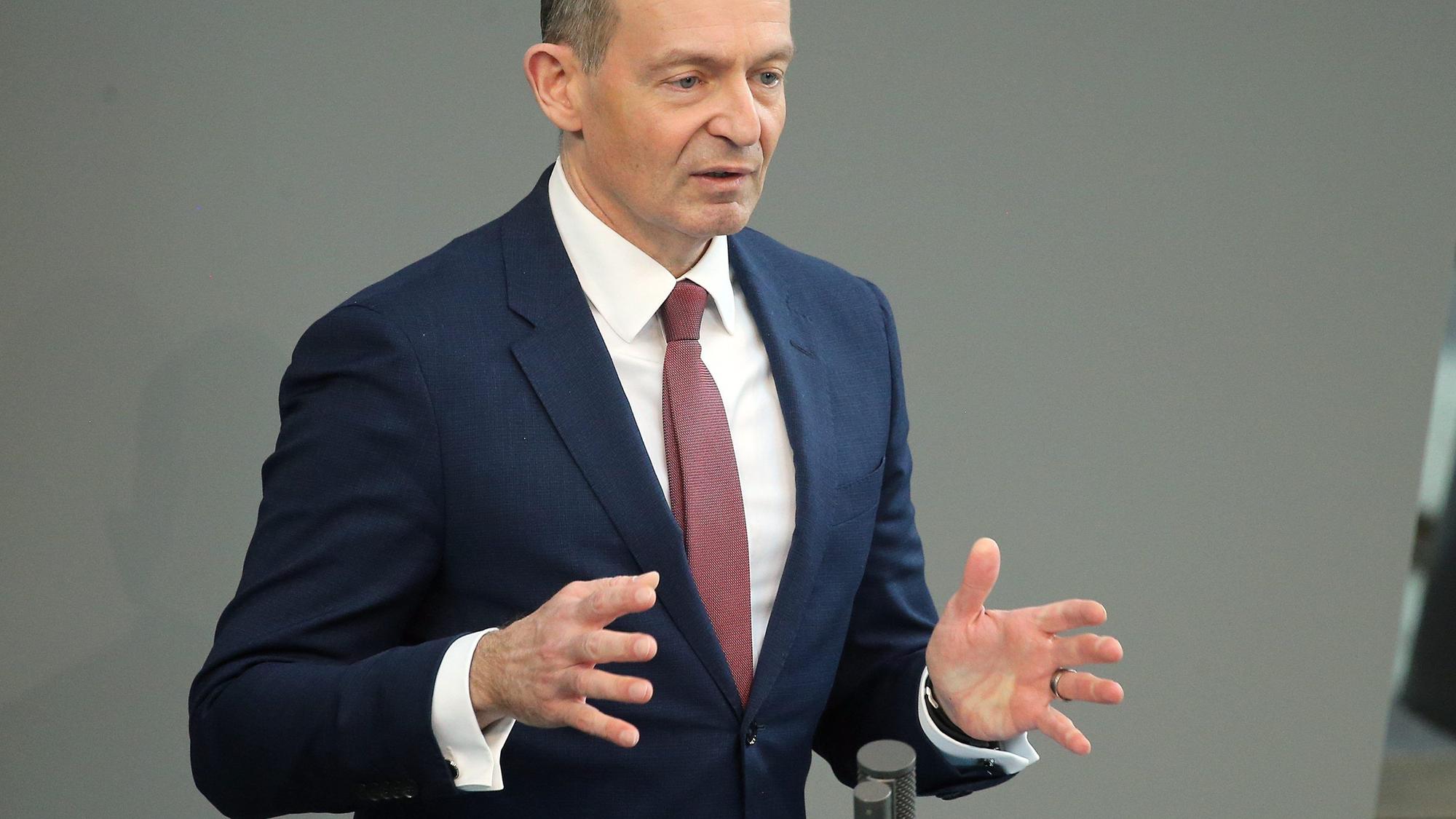 Volker Wissing (FDP), Bundesverkehrsminister, spricht bei der Sitzung des Bundestags.