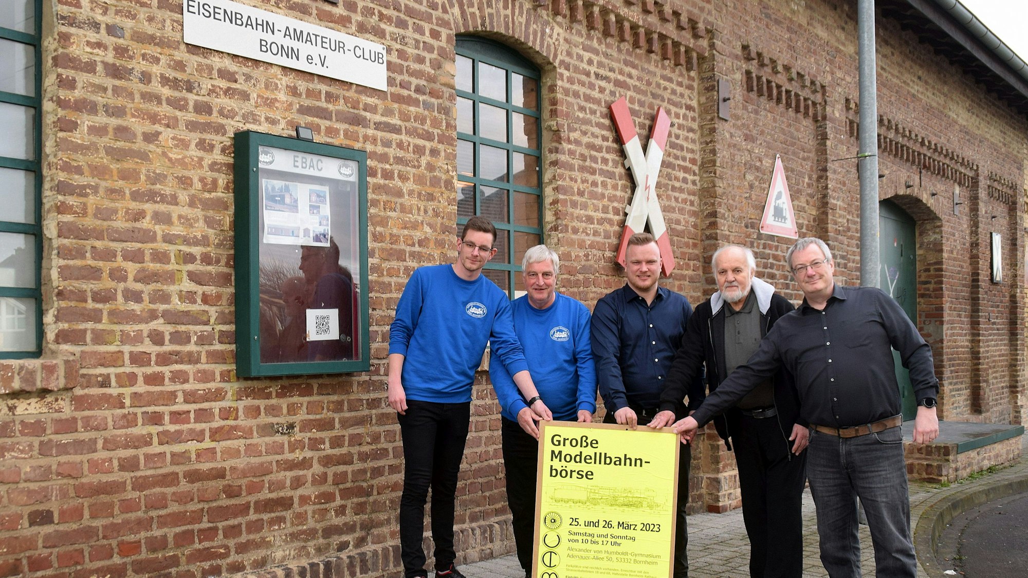 22. März 2023 Bornheim-Sechtem. Dominik Pinsdorf (Mitte) übernahm wiederholt die Schirmherrschaft für die große Modellbahnbörse des Eisenbahn-Amateur-Clubs Sechtem. Gemeinsam mit Kassierer Heiko Langen, dem stellvertretenden Vorsitzenden Wolfgang Langen, dem Vorsitzenden Werner Radwansky und Schriftführer Claus Canisius (von links) warben sie vor dem historischen Güterschuppen für die Veranstaltung. Foto: Frank Engel-Strebel