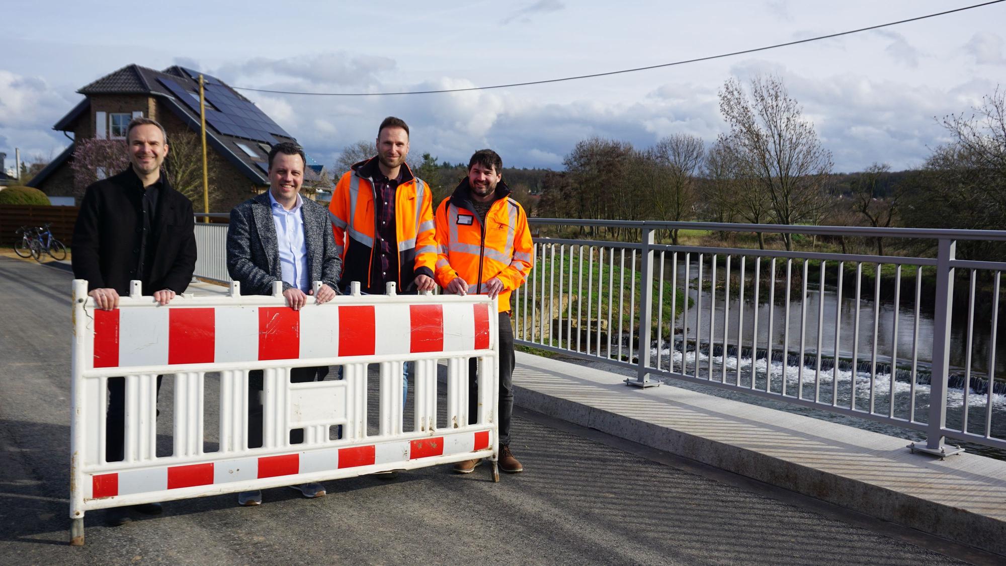 Der technische Beigeordnete Wolfgang Honecker (v.l.), Bürgermeister Sacha Reichelt und die Ingenieure der Firma Doser Kempen Krauser weihen die Brücke an der Friedrichstraße /Ecke Sternstraße ein.
