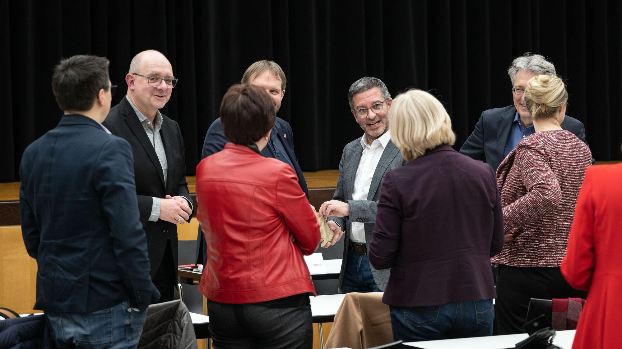 Marc Herter (hinten M), stellvertretender SPD-Landesvorsitzender, steht vor dem Beginn einer außerordentlichen SPD-Präsidiums- und Landesvorstandssitzung im Berufsförderungswerk nach dem Rücktritt von Parteichef Kutschaty zwischen Mitgliedern des Präsidiums.