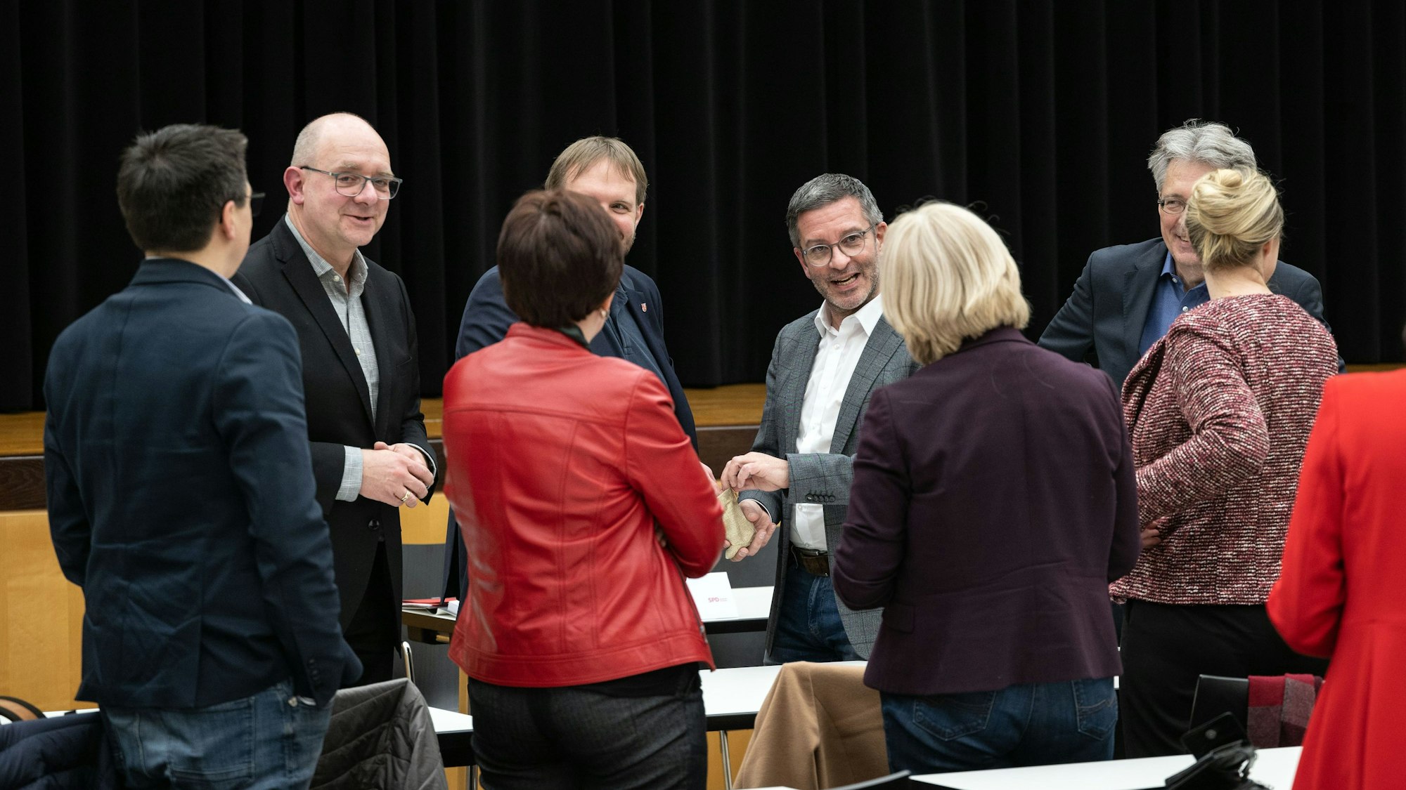 Marc Herter (hinten M), stellvertretender SPD-Landesvorsitzender, steht vor dem Beginn einer außerordentlichen SPD-Präsidiums- und Landesvorstandssitzung im Berufsförderungswerk nach dem Rücktritt von Parteichef Kutschaty zwischen Mitgliedern des Präsidiums.