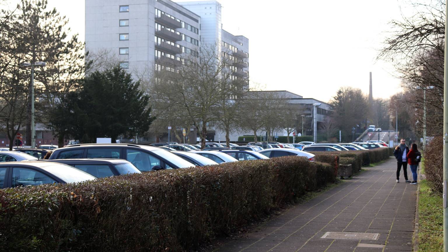 Das Krankenhaus in Holweide, davor der Parkplatz.