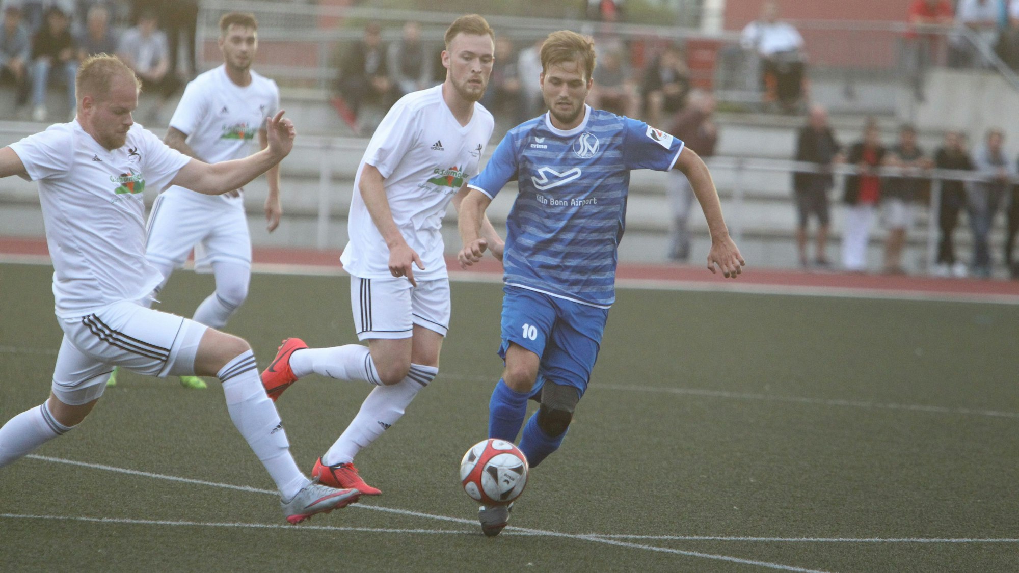 Christopher Mai (rechts) vom Siegburger SV 04