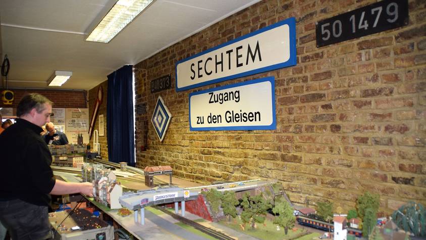 22. März 2023 Bornheim-Sechtem. Im Erdgeschoss des Clubheims des EBAC, dem historischen Güterschuppen, gehen die Eisenbahnfreunde ihrem Hobby nach und bauen an den Modellbahnanlagen. Foto: Frank Engel-Strebel