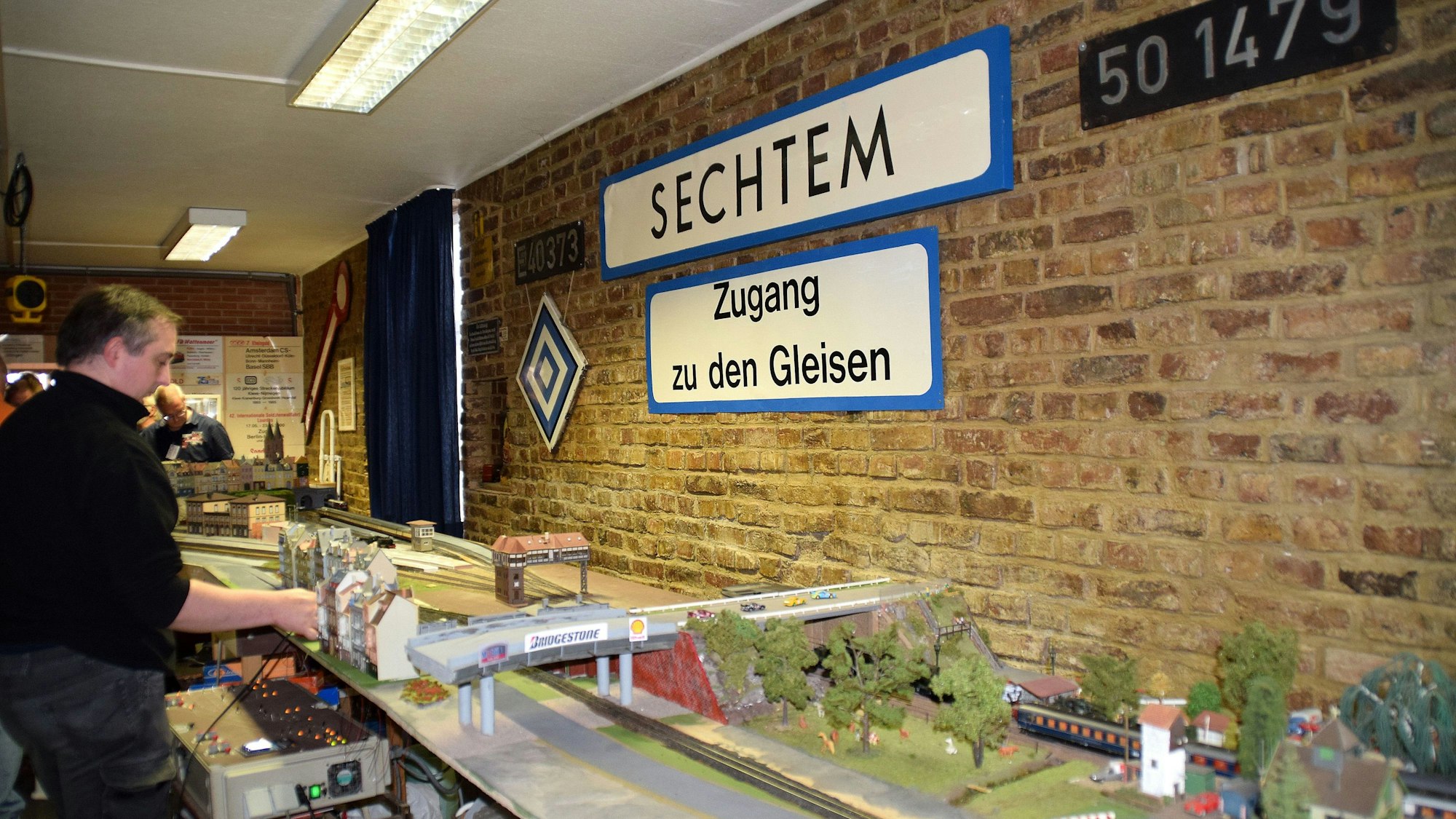 22. März 2023 Bornheim-Sechtem. Im Erdgeschoss des Clubheims des EBAC, dem historischen Güterschuppen, gehen die Eisenbahnfreunde ihrem Hobby nach und bauen an den Modellbahnanlagen. Foto: Frank Engel-Strebel