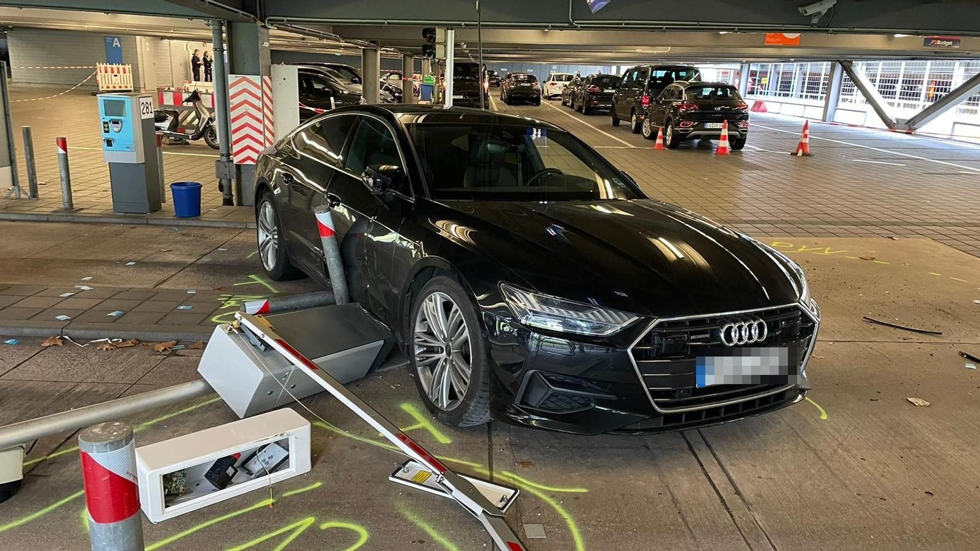 Ein beschädigtes Auto nach der Irrfahrt am Flughafen Köln/Bonn