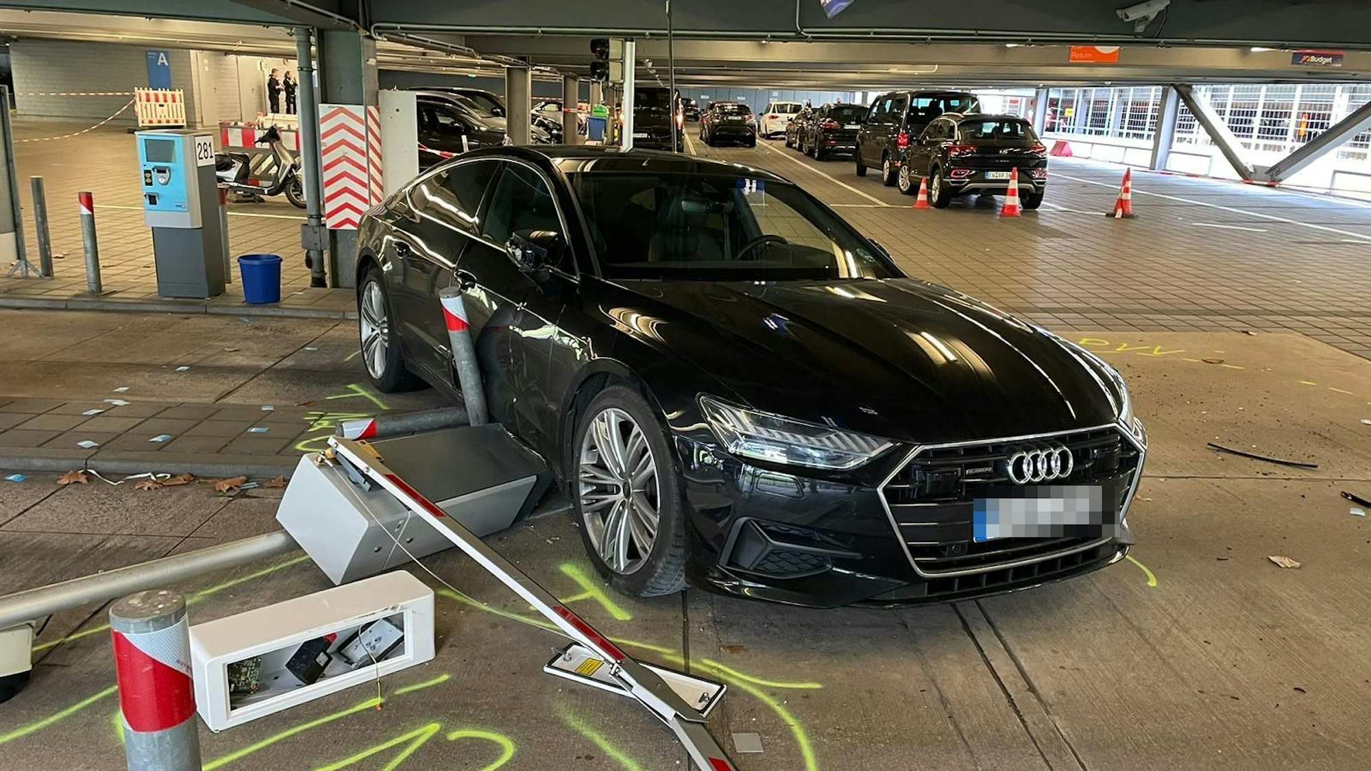 Ein beschädigtes Auto nach der Irrfahrt am Flughafen Köln/Bonn