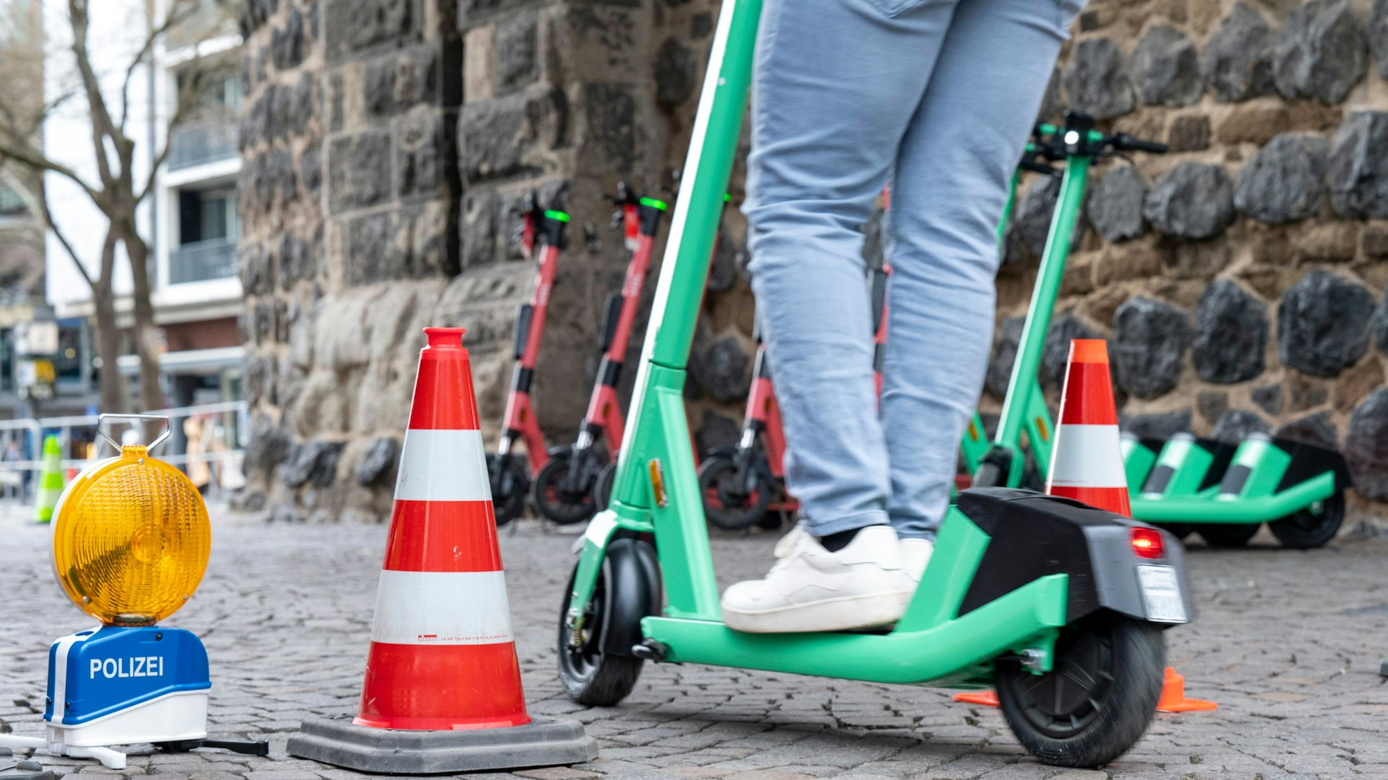 Es ist ein Mensch zu sehen, der den Parcours auf dem Rudolfplatz fährt.