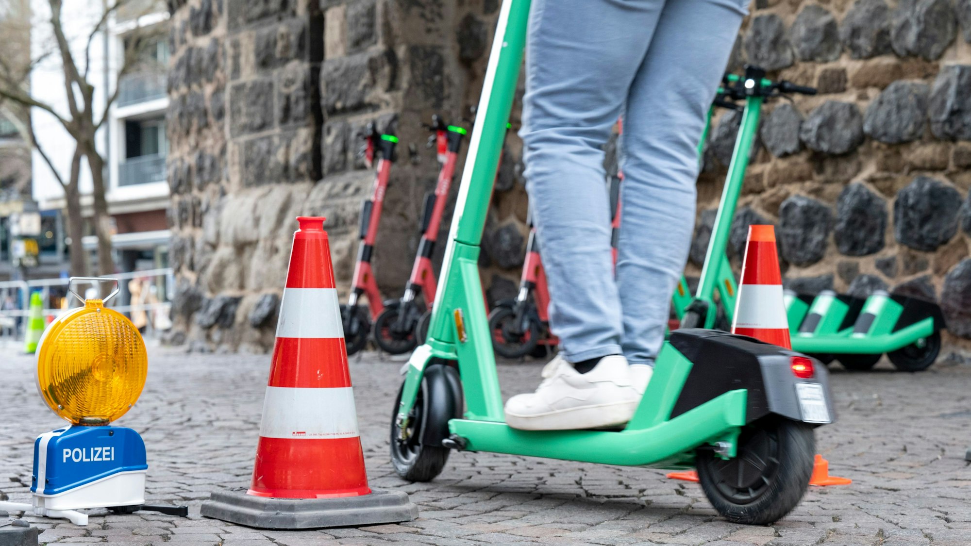 Zu sehen ist eine Person auf einem E-Scooter. Das Symbolfoto entstand bei einem Training.