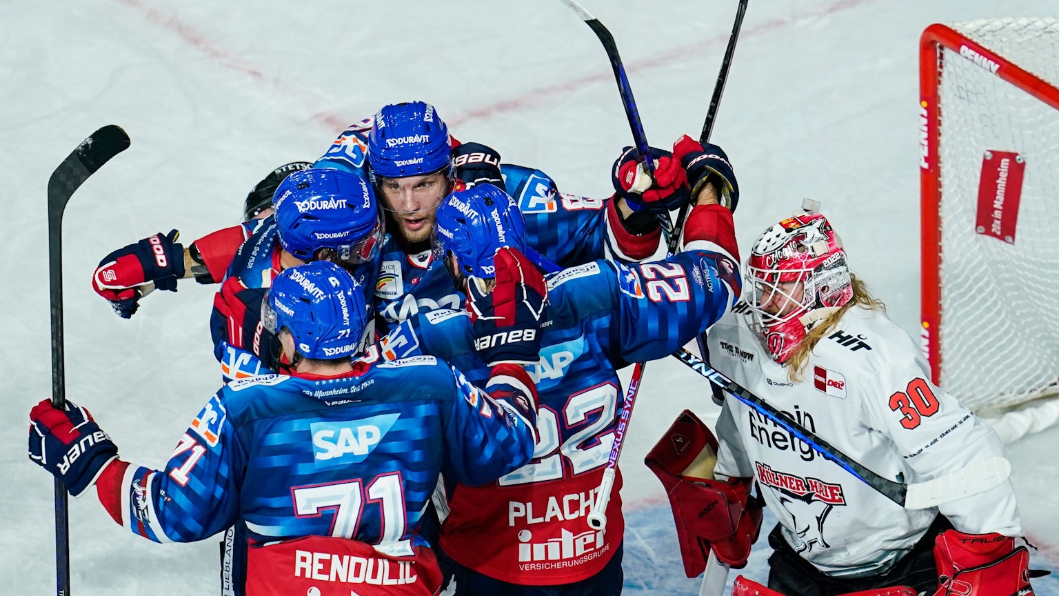 24.03.2023, Baden-Württemberg, Mannheim: Eishockey: DEL, Adler Mannheim - Kölner Haie, Meisterschaftsrunde, Viertelfinale, 5. Spieltag, SAP-Arena. Mannheims Torschütze David Wolf (M) jubelt mit den Mannschaftskollegen über das Tor zum 3:3. Rechts steht Kölns Torwart Mirko Pantkowski. Foto: Uwe Anspach/dpa +++ dpa-Bildfunk +++