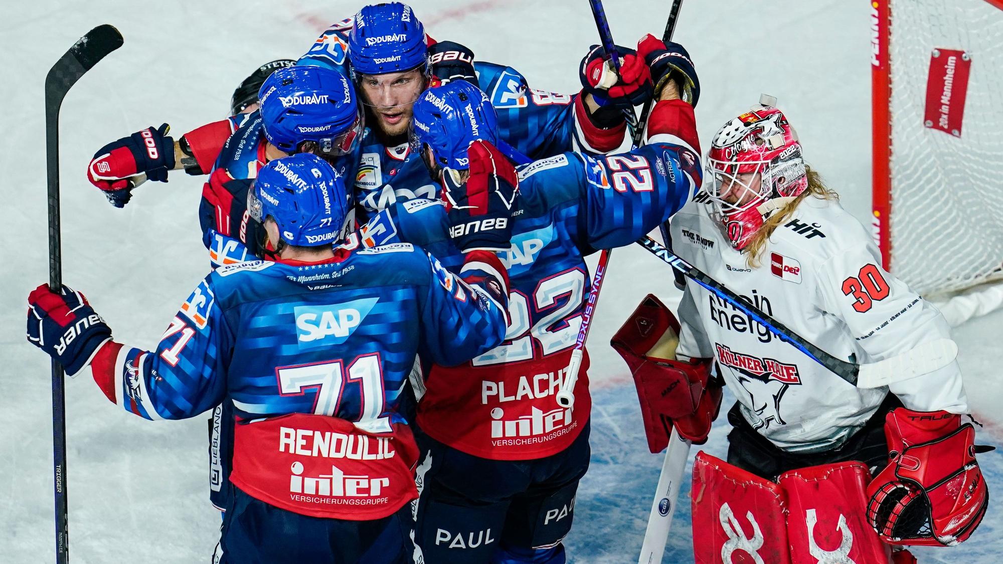 24.03.2023, Baden-Württemberg, Mannheim: Eishockey: DEL, Adler Mannheim - Kölner Haie, Meisterschaftsrunde, Viertelfinale, 5. Spieltag, SAP-Arena. Mannheims Torschütze David Wolf (M) jubelt mit den Mannschaftskollegen über das Tor zum 3:3. Rechts steht Kölns Torwart Mirko Pantkowski. Foto: Uwe Anspach/dpa +++ dpa-Bildfunk +++
