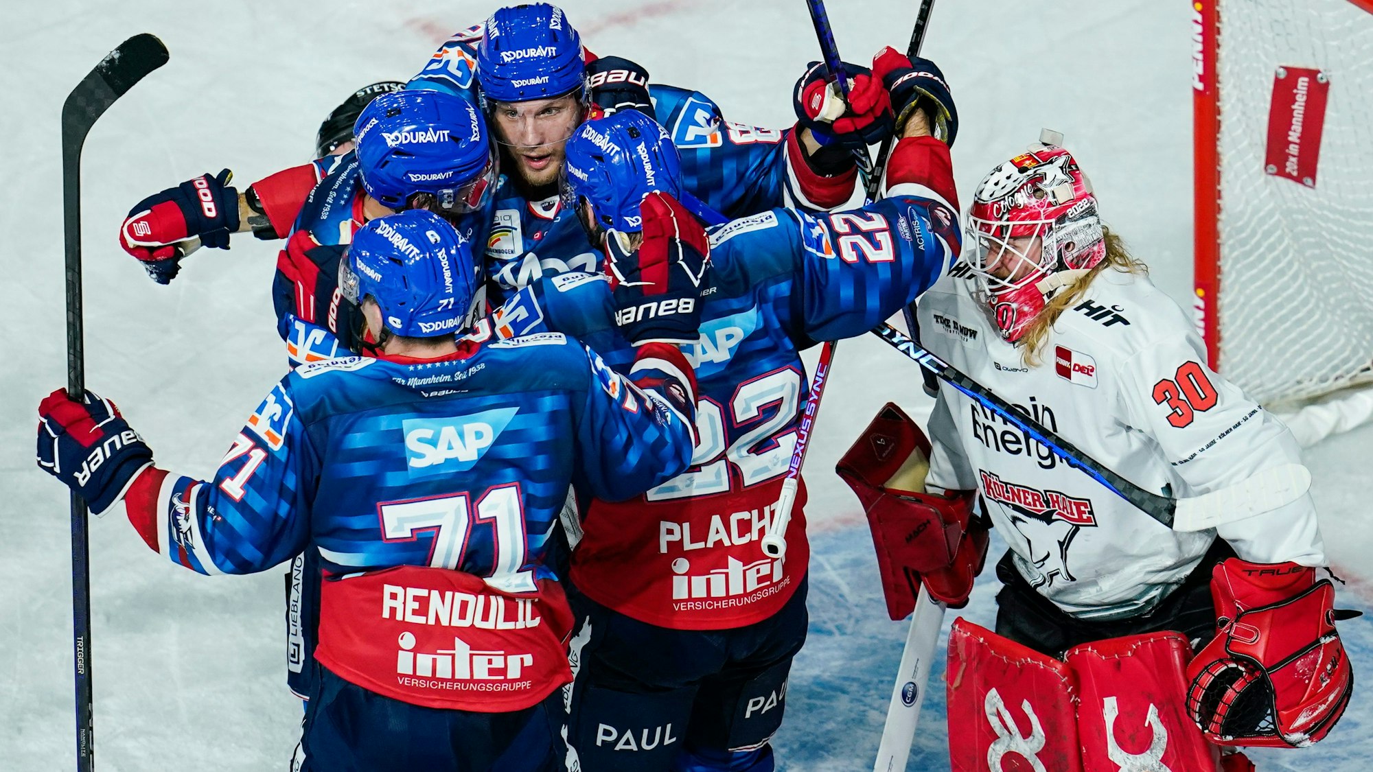 24.03.2023, Baden-Württemberg, Mannheim: Eishockey: DEL, Adler Mannheim - Kölner Haie, Meisterschaftsrunde, Viertelfinale, 5. Spieltag, SAP-Arena. Mannheims Torschütze David Wolf (M) jubelt mit den Mannschaftskollegen über das Tor zum 3:3. Rechts steht Kölns Torwart Mirko Pantkowski. Foto: Uwe Anspach/dpa +++ dpa-Bildfunk +++