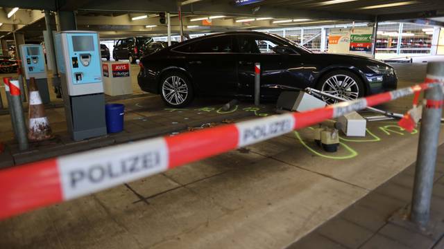 Mehrere Fahrzeuge wurden bei der Amokfahrt am Kölner Flughafen beschädigt.