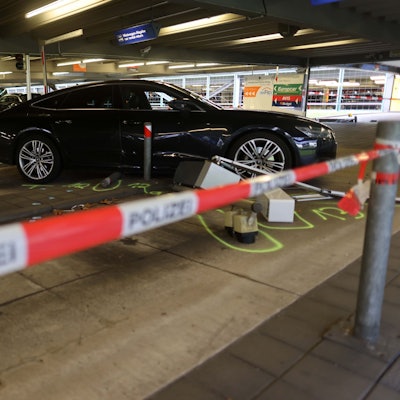 Dieser Wagen kam beim Vorfall am Freitag im Flughafenparkhaus zu Schaden.