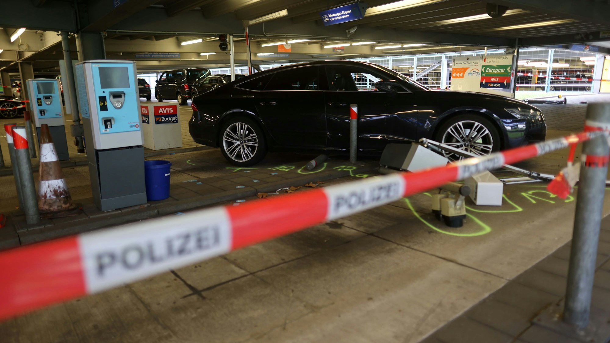 Bei der Irrfahrt im Parkhaus kam es zu Gebäudeschäden und mehreren Verletzten.