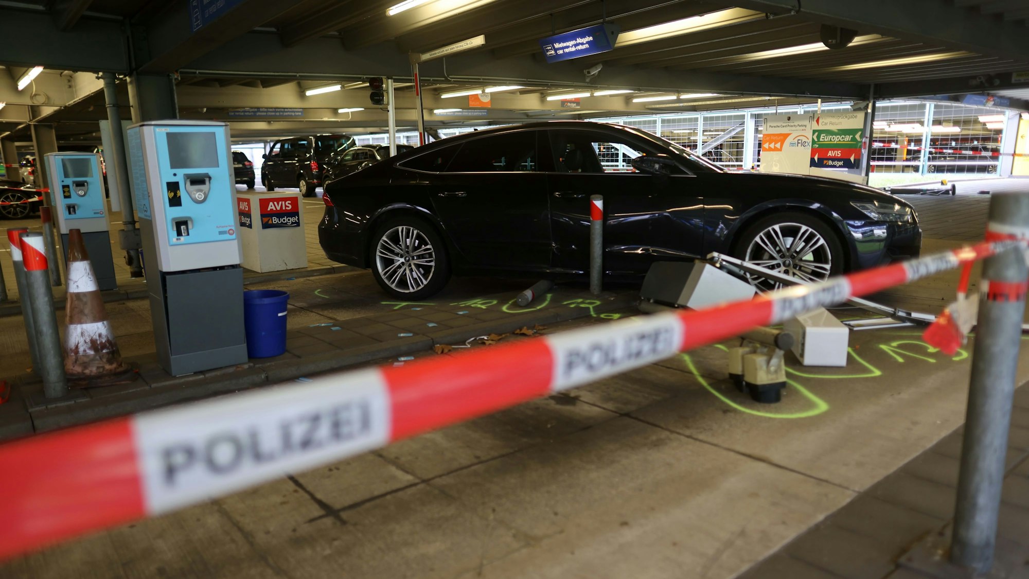 Mehrere Fahrzeuge wurden bei der Amokfahrt am Kölner Flughafen beschädigt.