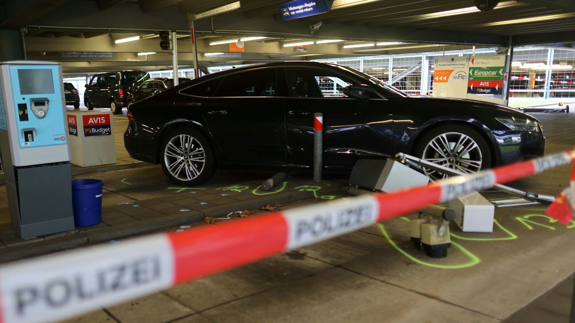 Dieser Wagen kam beim Vorfall am Freitag im Flughafenparkhaus zu Schaden.