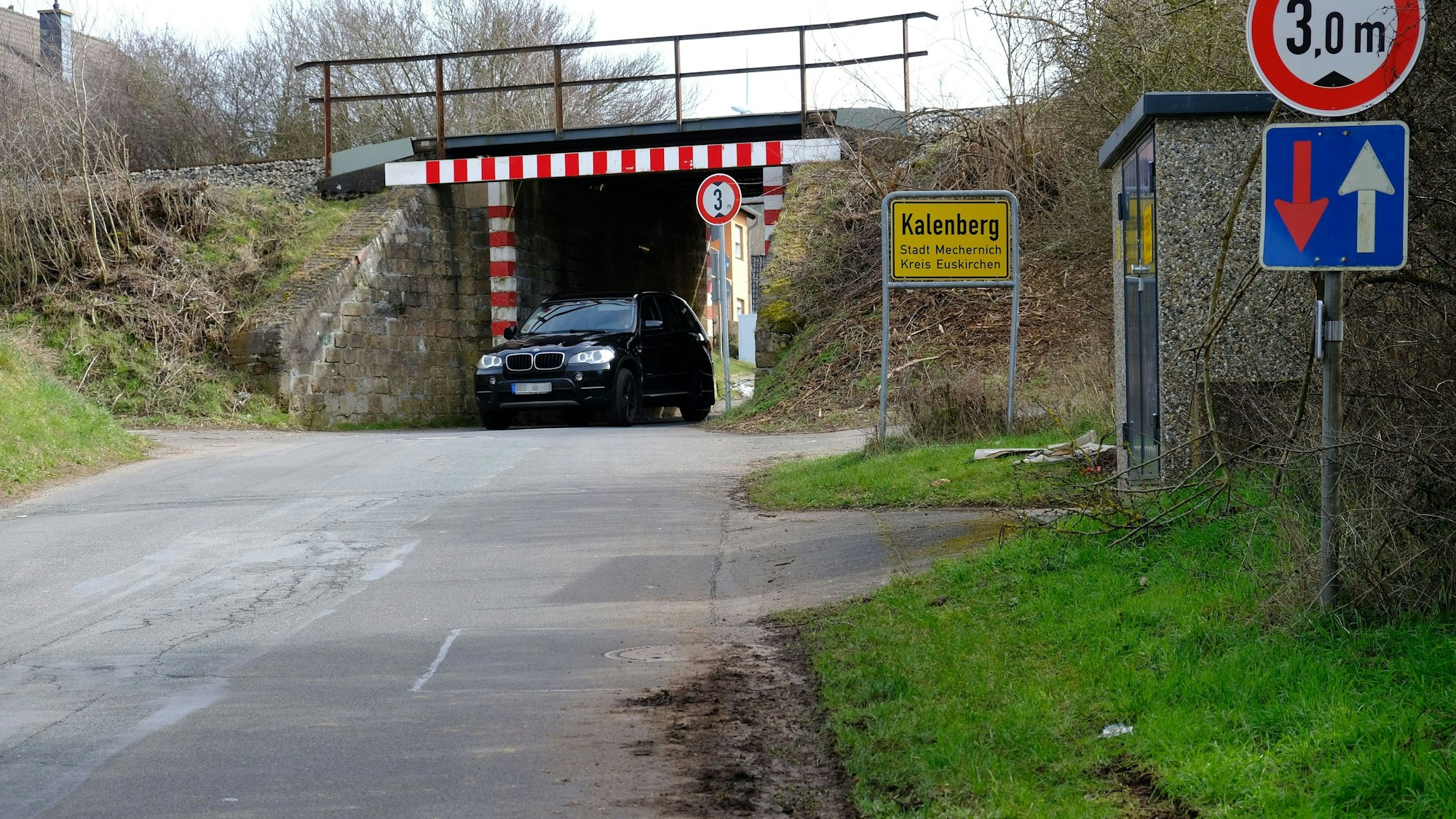 Ein Auto fährt durch die Bahnunterführung an der Virginiastraße in Kalenberg.