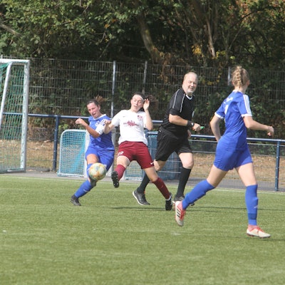 Victoria Binot (links) vom SV Menden und Paula Grammersbach vom SV Allner-Bödingen