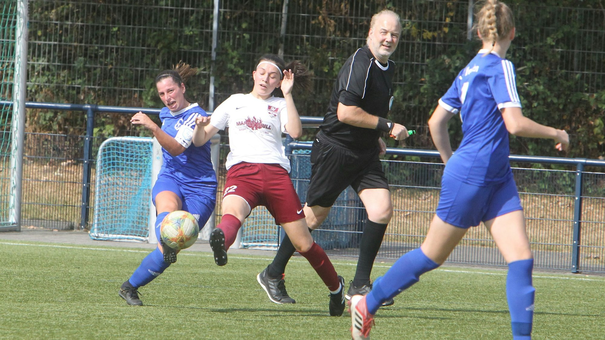 Victoria Binot (links) vom SV Menden und Paula Grammersbach vom SV Allner-Bödingen
