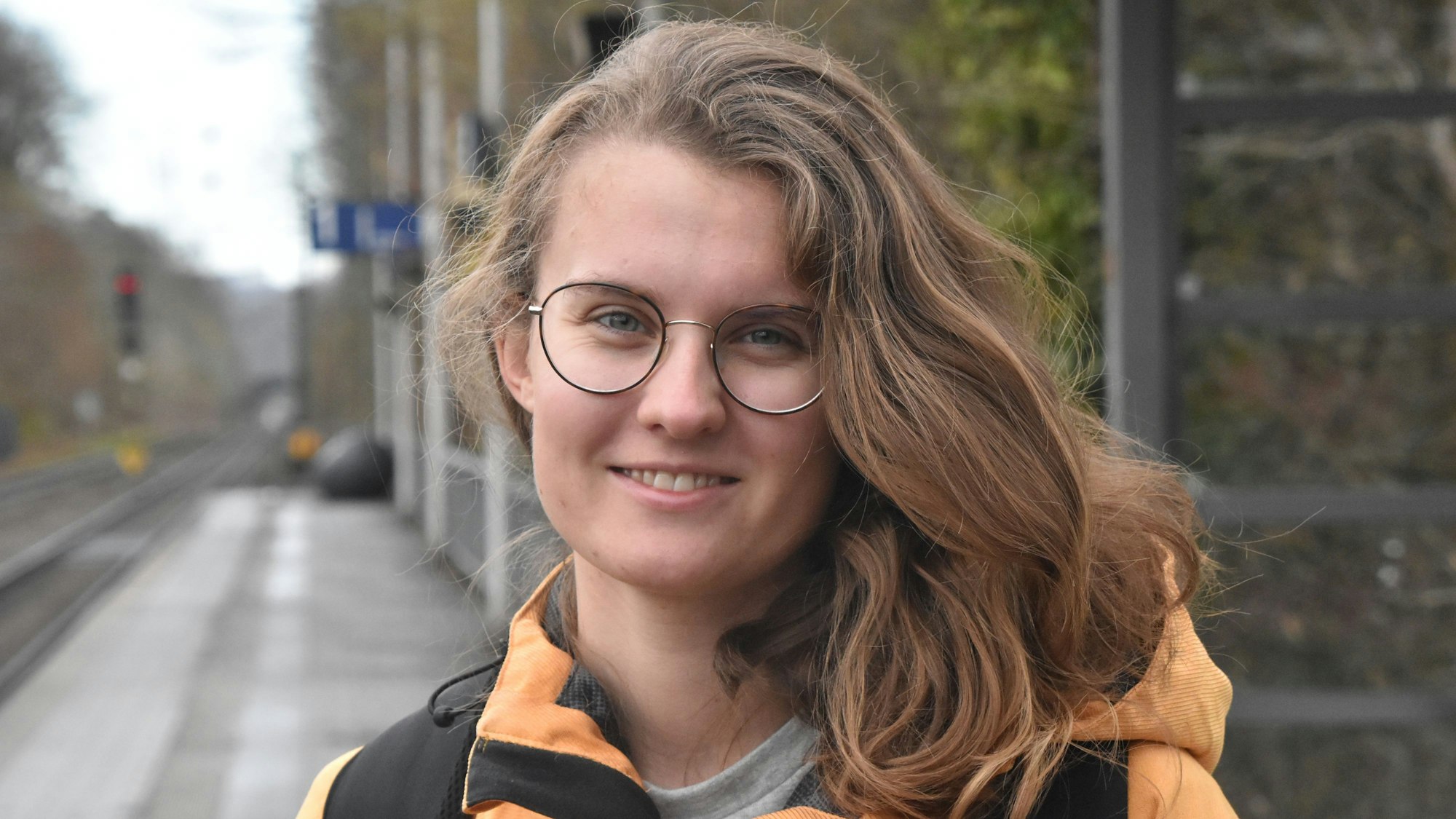 Windeckerin Ilka Jessen, eine junge brünette Frau, lächelt in die Kamera.