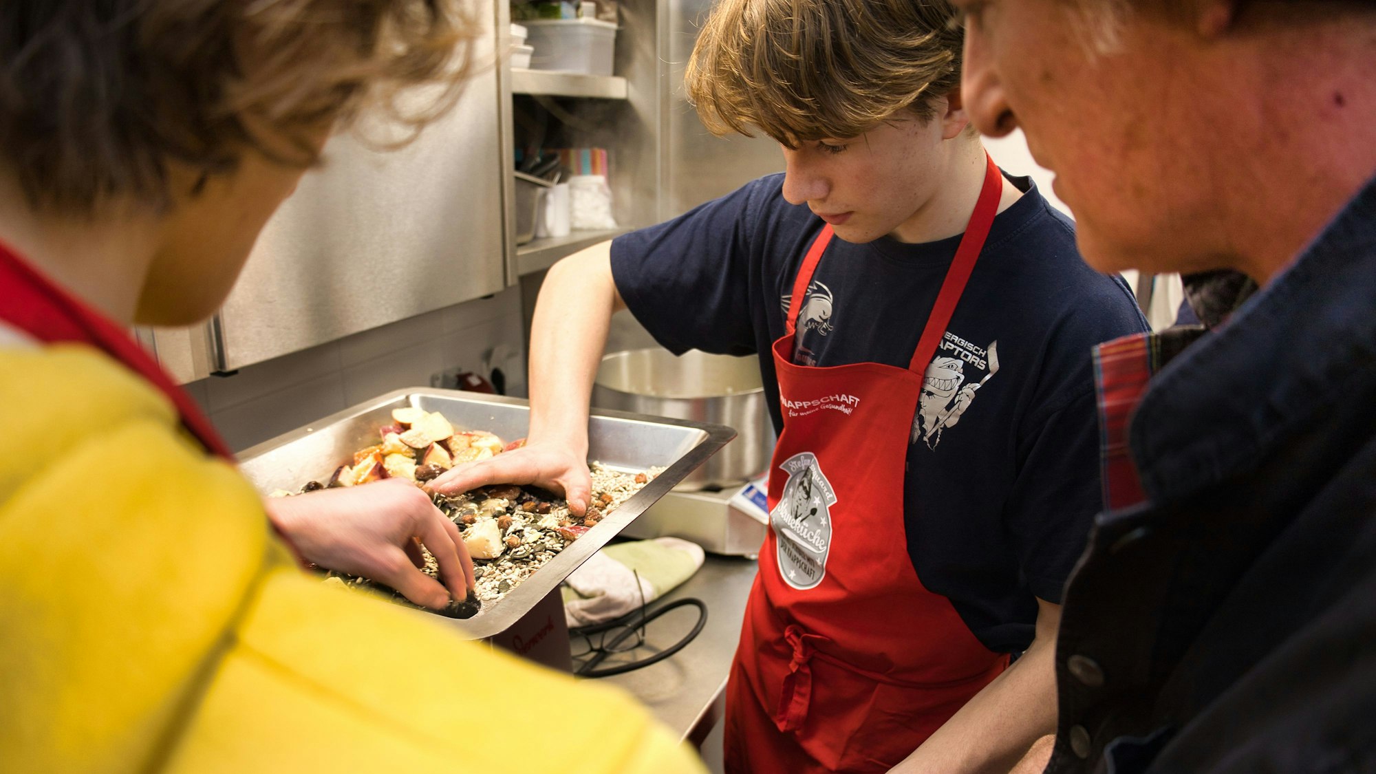 Ein Schüler bereitet ein Gericht zu.