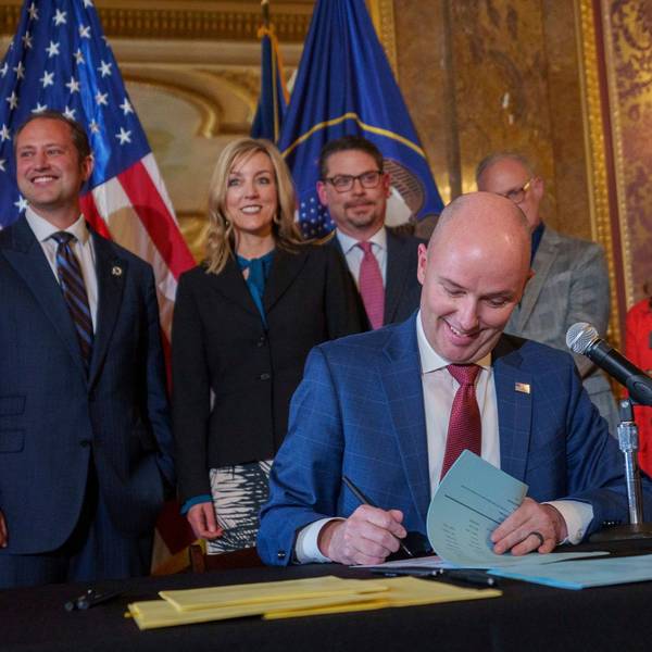 Der Gouverneur des Bundesstaates Utah, Spencer Cox, unterzeichnet ein Gesetz, das Minderjährigen den Zugang zu sozialen Medien einschränkt.