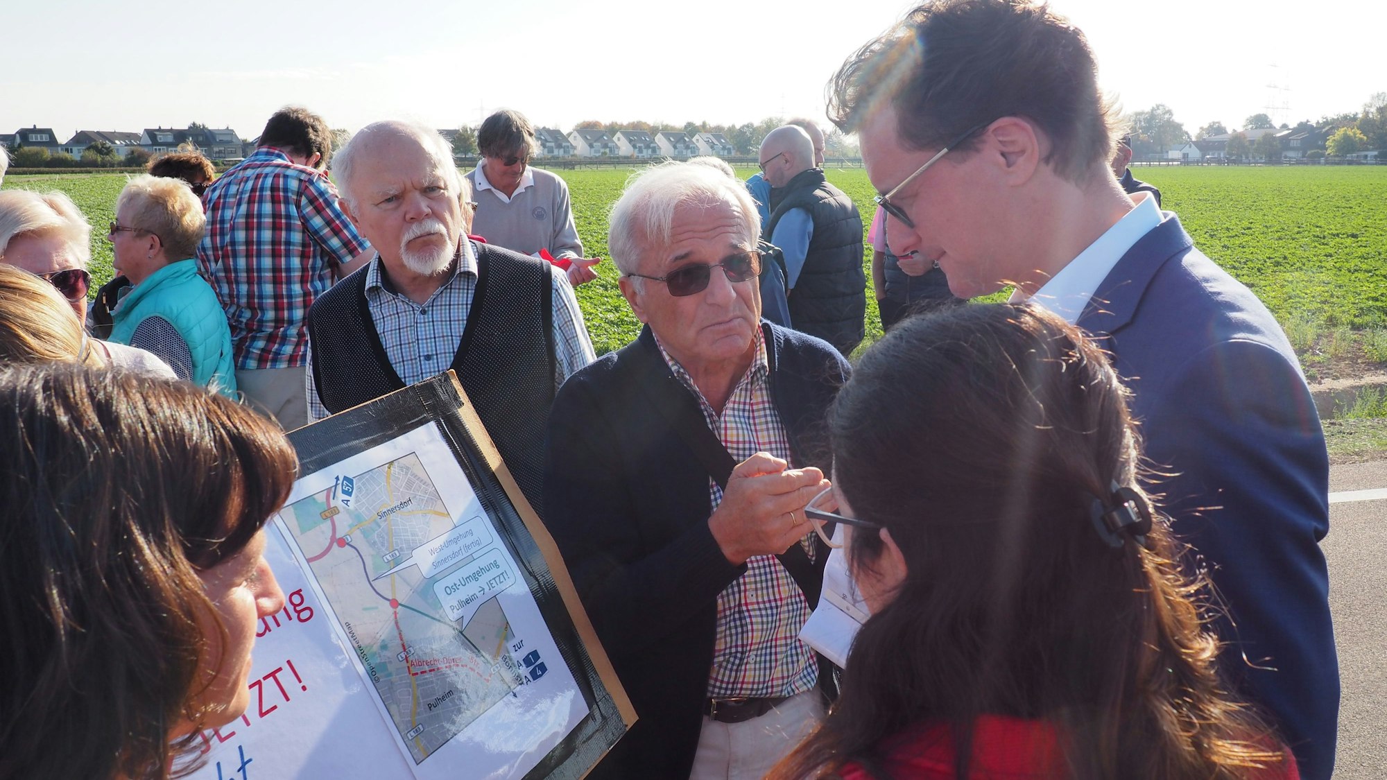 Lothar Fuchs im Gespräch mit dem damaligen NRW-Verkehrsminister Hendrik Wüst bei der Freigabe der Westumgehung.