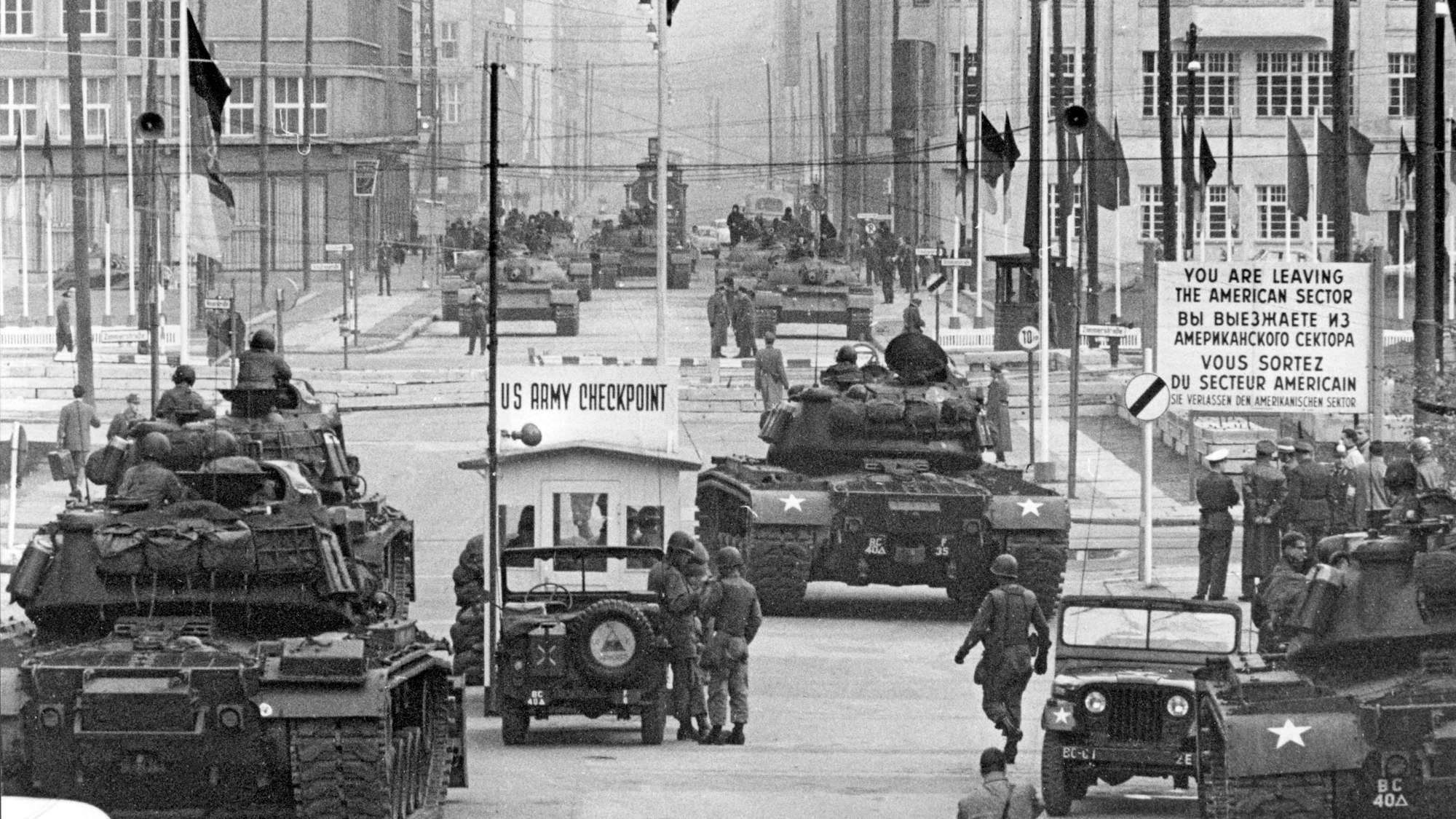 Eine Aufnahme aus Berlin im Jahr 1961: An der Berliner Sektorengrenze in der Friedrichstraße stehen sich sowjetische und amerikanische Panzer gegenüber. Bei den Sowjetpanzern handelt es sich um T-54 – das Modell, von dem Putin Fahrzeuge nun verlegt hat.