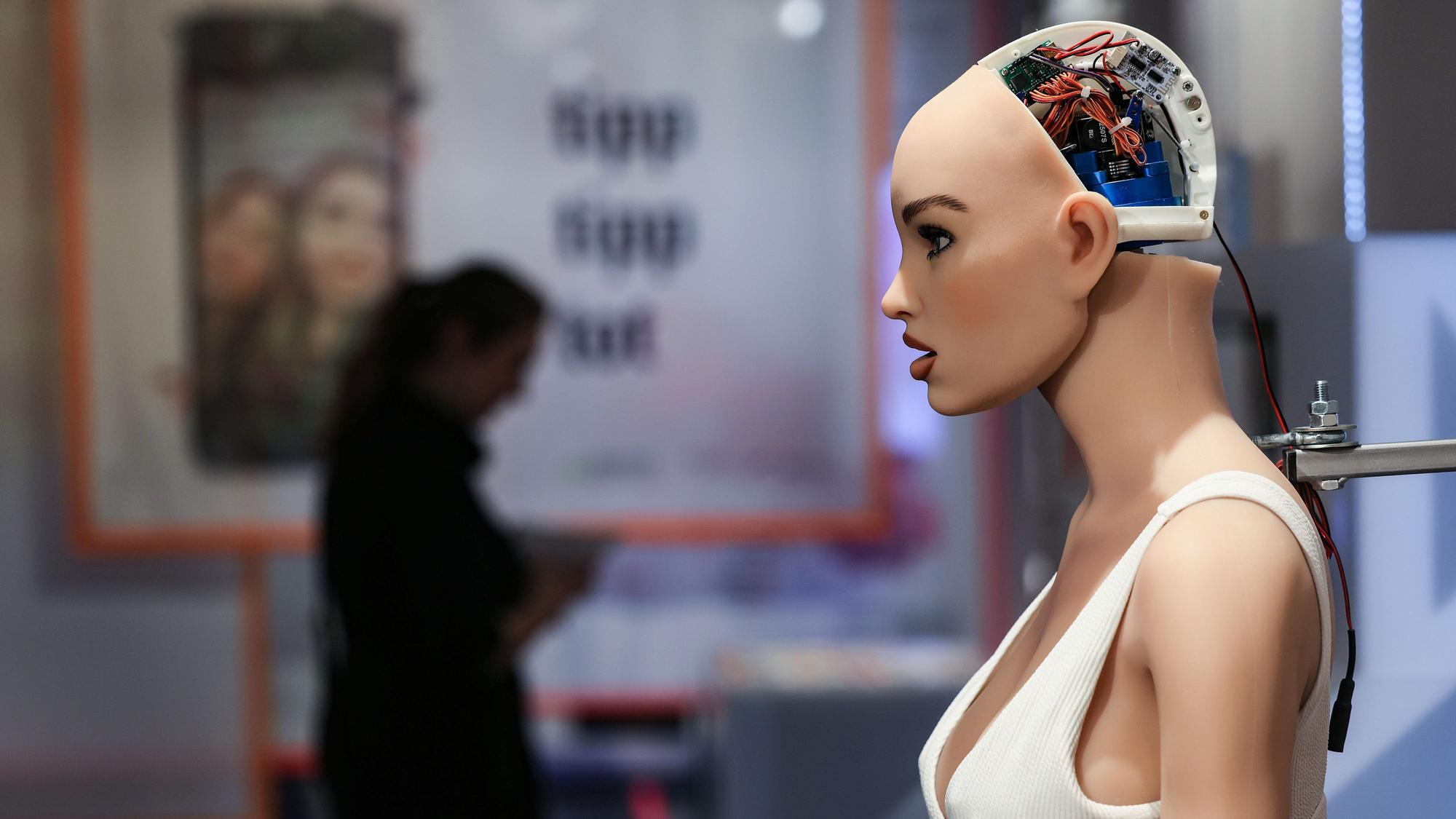 Die Digitale Sexpuppe ‚Harmony‘ steht in der Ausstellung.