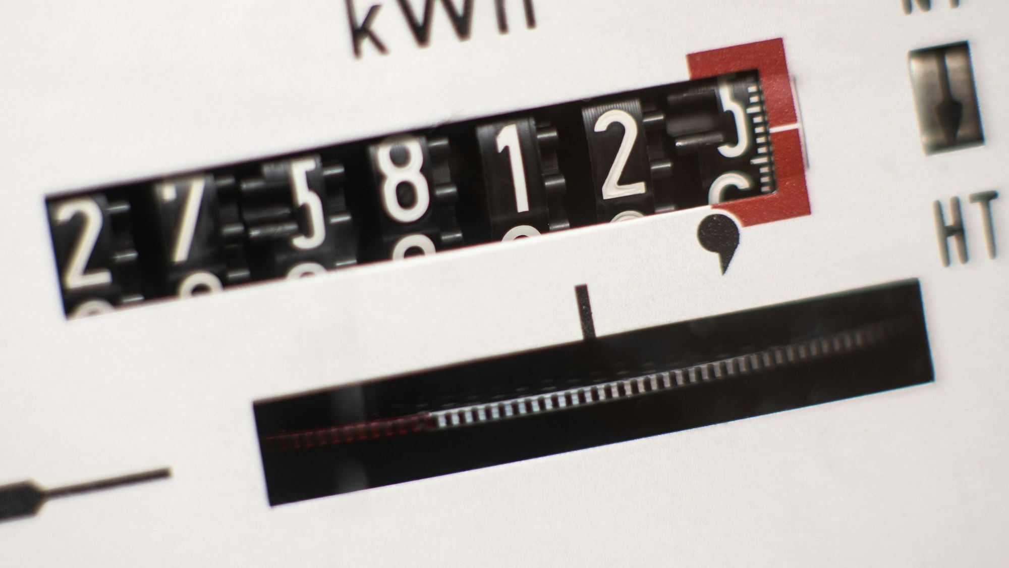 Ein Stromzähler dreht sich.