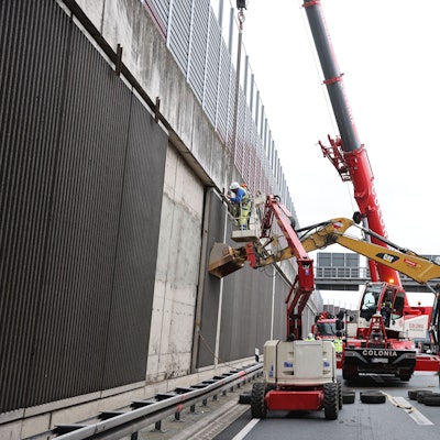 Mehrere Schallschutzelemente an der A3 bei Dellbrück wurden nach dem Unglück untersucht und demontiert.