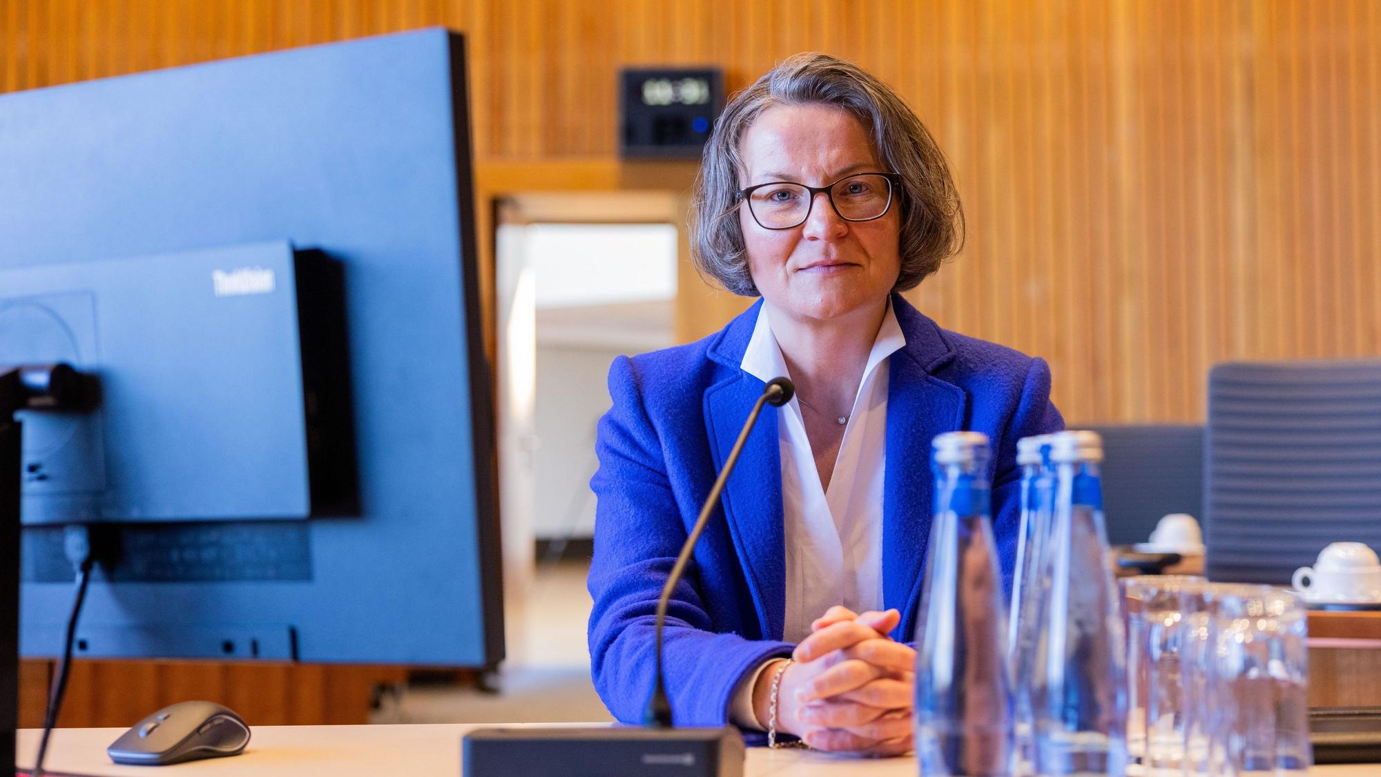 Ina Scharrenbach (CDU), Bau- und Kommunalministerin von Nordrhein-Westfalen, im Februar 2023 als Zeugin beim Landtags-Untersuchungsausschuss „Hochwasserkatastrophe“