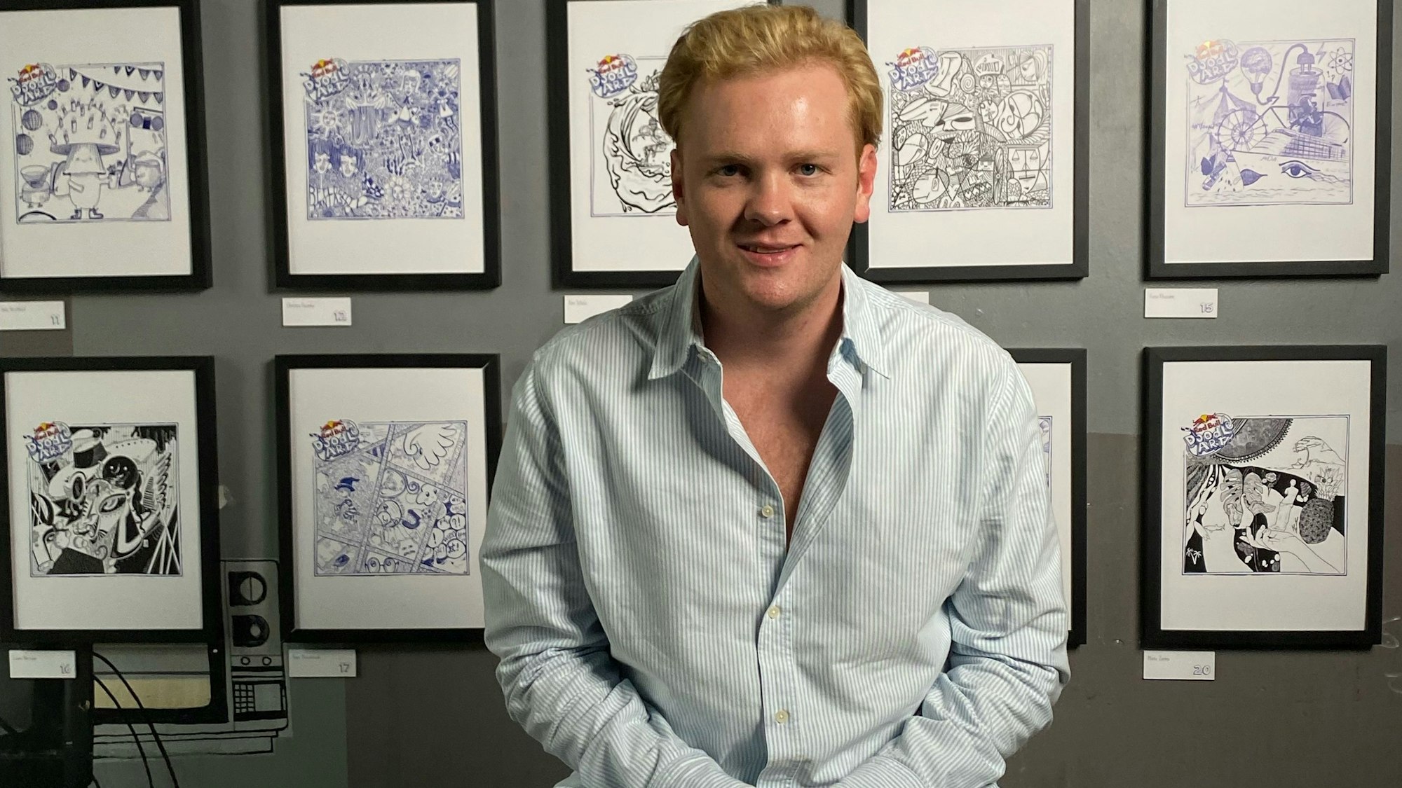 Leon Löwentraut vor einigen Werken des Wettbewerbs.