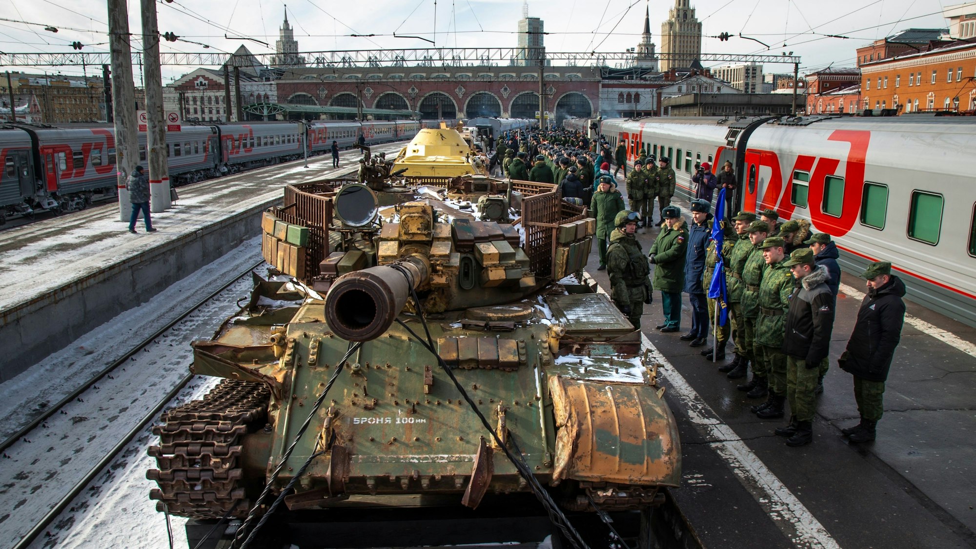 Moskau, 2019: Ein russischer Panzer T-55 steht auf einem Zug. Die alten Modelle könnten nun für den Einsatz in der Ukraine wieder gebraucht werden. (Archivbild)