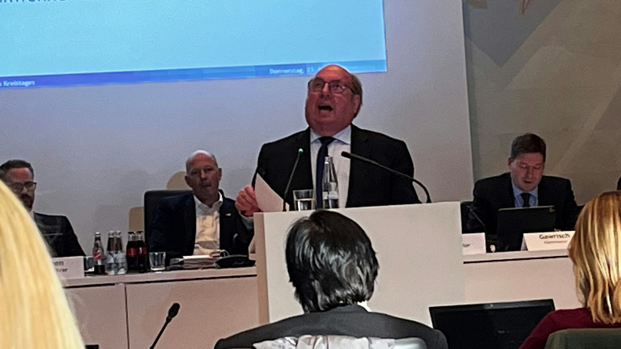 Das Foto zeigt die Sitzung des Kreistags in Bergheim. Am Rednerpult steht Willi Zylajew von der CDU.