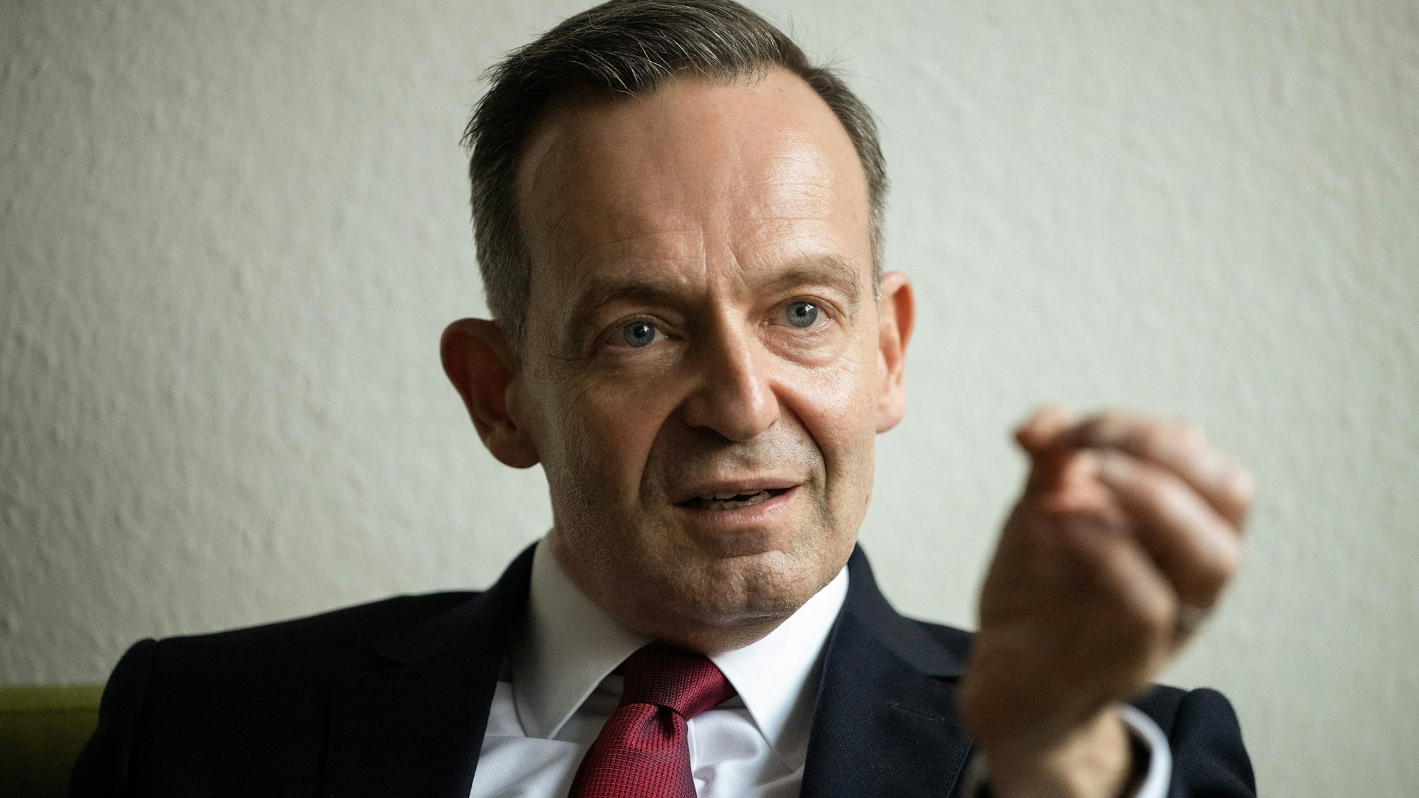 ARCHIV - 10.03.2023, Rheinland-Pfalz, Mainz: Volker Wissing (FDP), Bundesminister für Verkehr und Digitales, spricht während eines Interviews. Wissing hat Hoffnungen auf eine baldige Einigung im Streit um das von der EU-Kommission geplante Verbrenner-Aus gedämpft. (zu dpa: «Wissing gegen Zeitdruck im Streit um Verbrenner-Aus») Foto: Sebastian Gollnow/dpa +++ dpa-Bildfunk +++