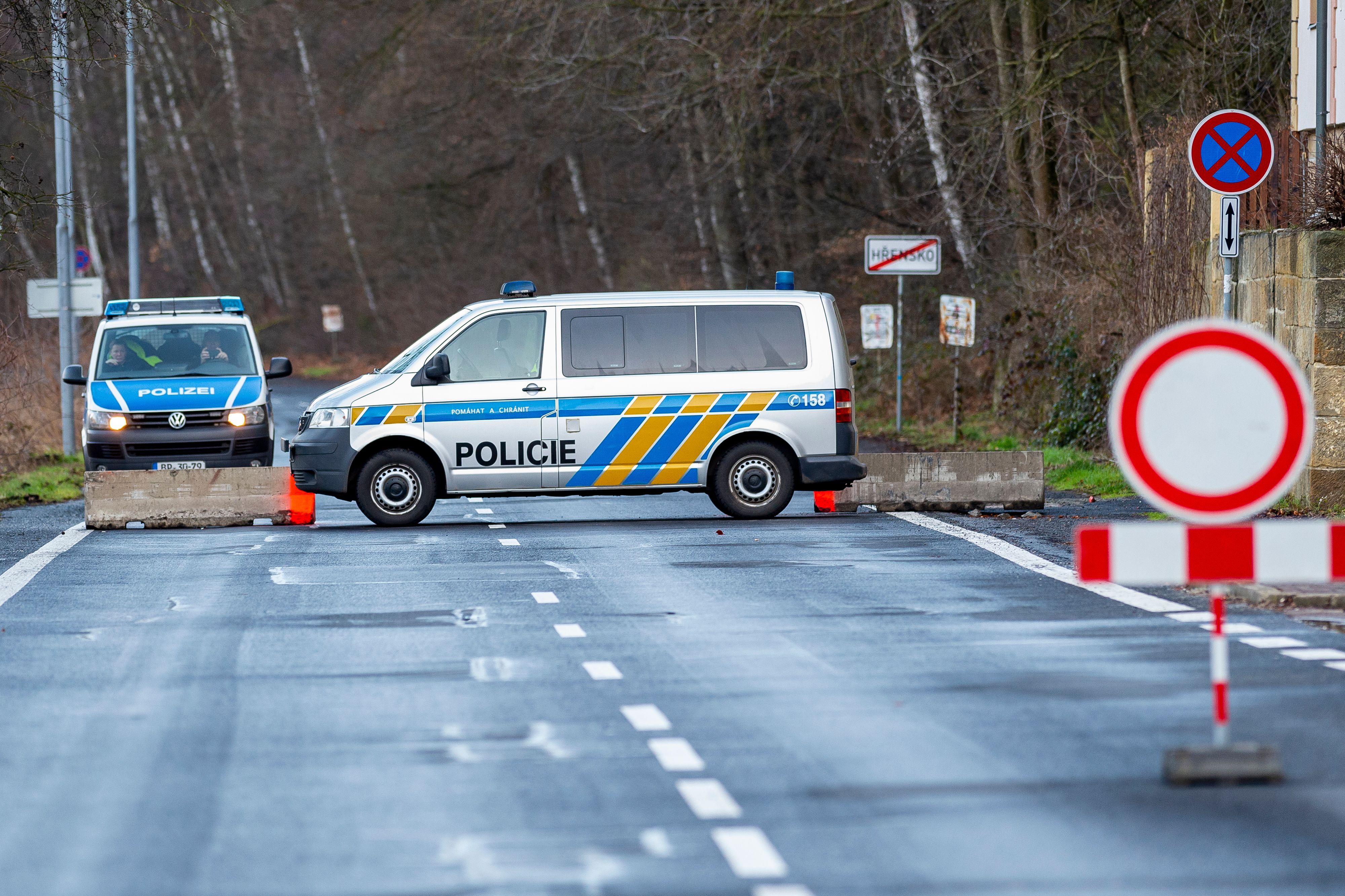 Polizeiwagen der tschechischen und er deutschen Polizei haben eine Straßensperre errichtet (Symbolbild).