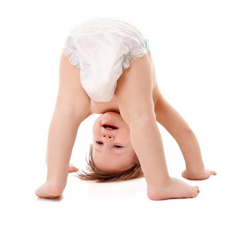 Ein Baby versucht einen Kopfstand