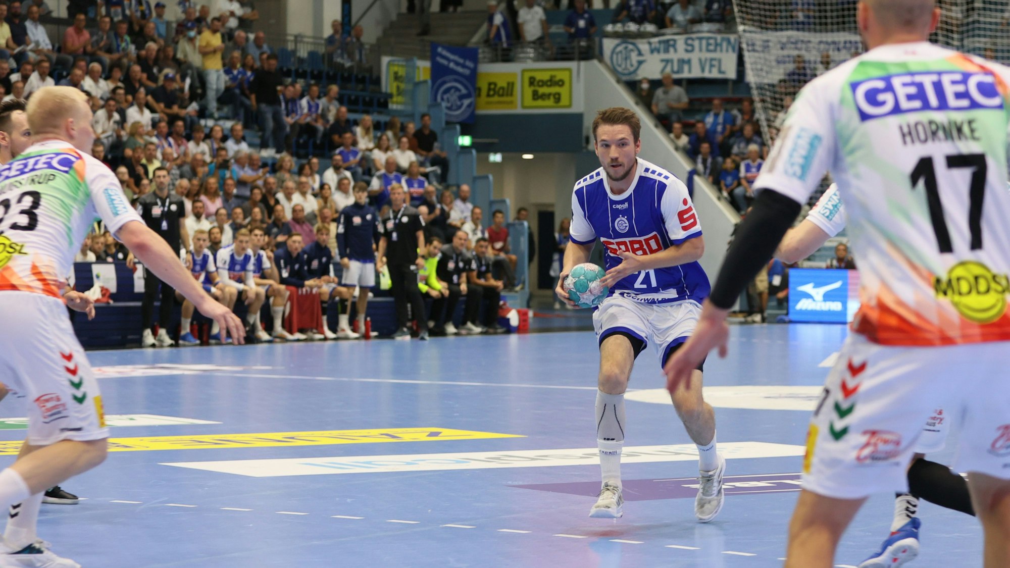 Das Hinspiel des VfL Gummersbach gegen den SC Magdeburg am 08.09.2022. Dominik Mappes läuft auf drei Gegner zu.