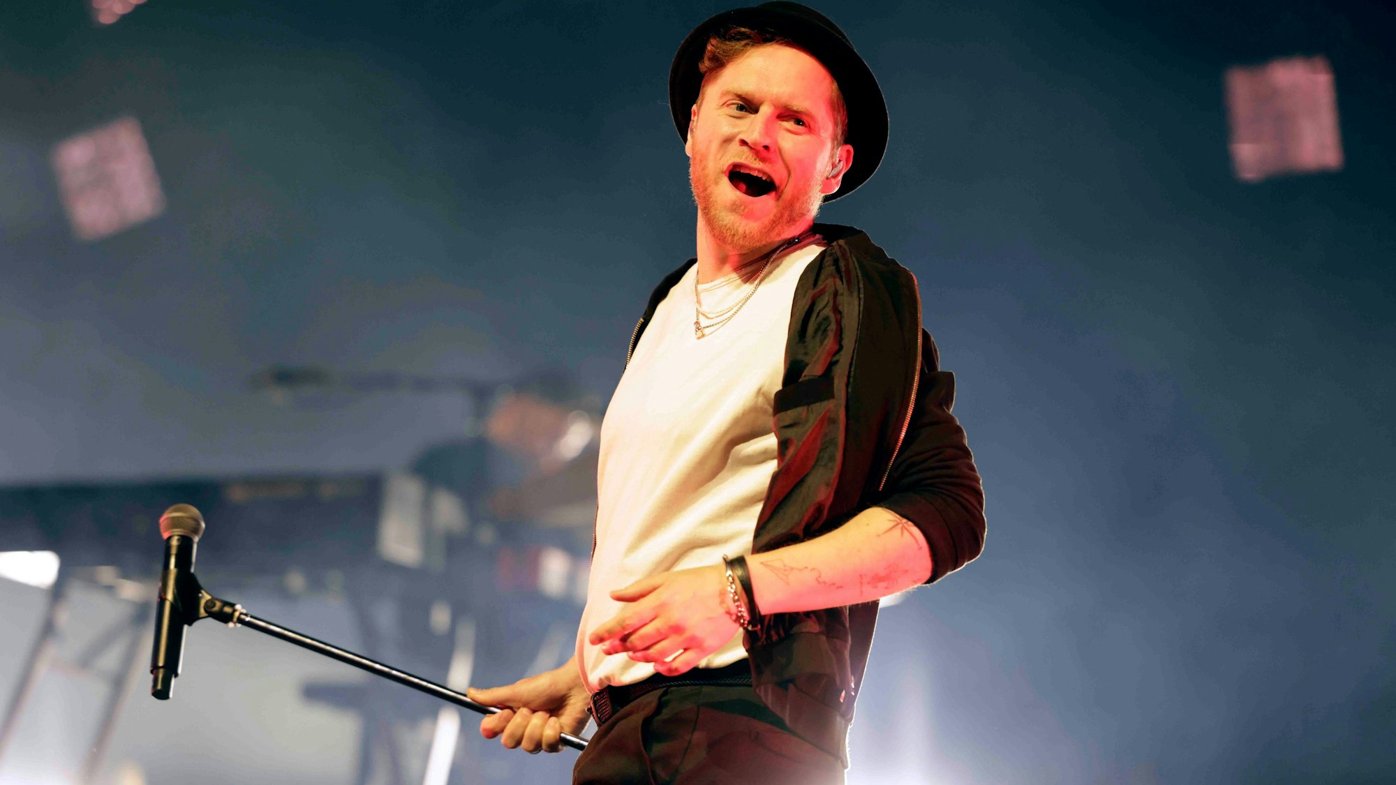 Johannes Oerding bei einem Auftritt mit MIkro in der Hand.