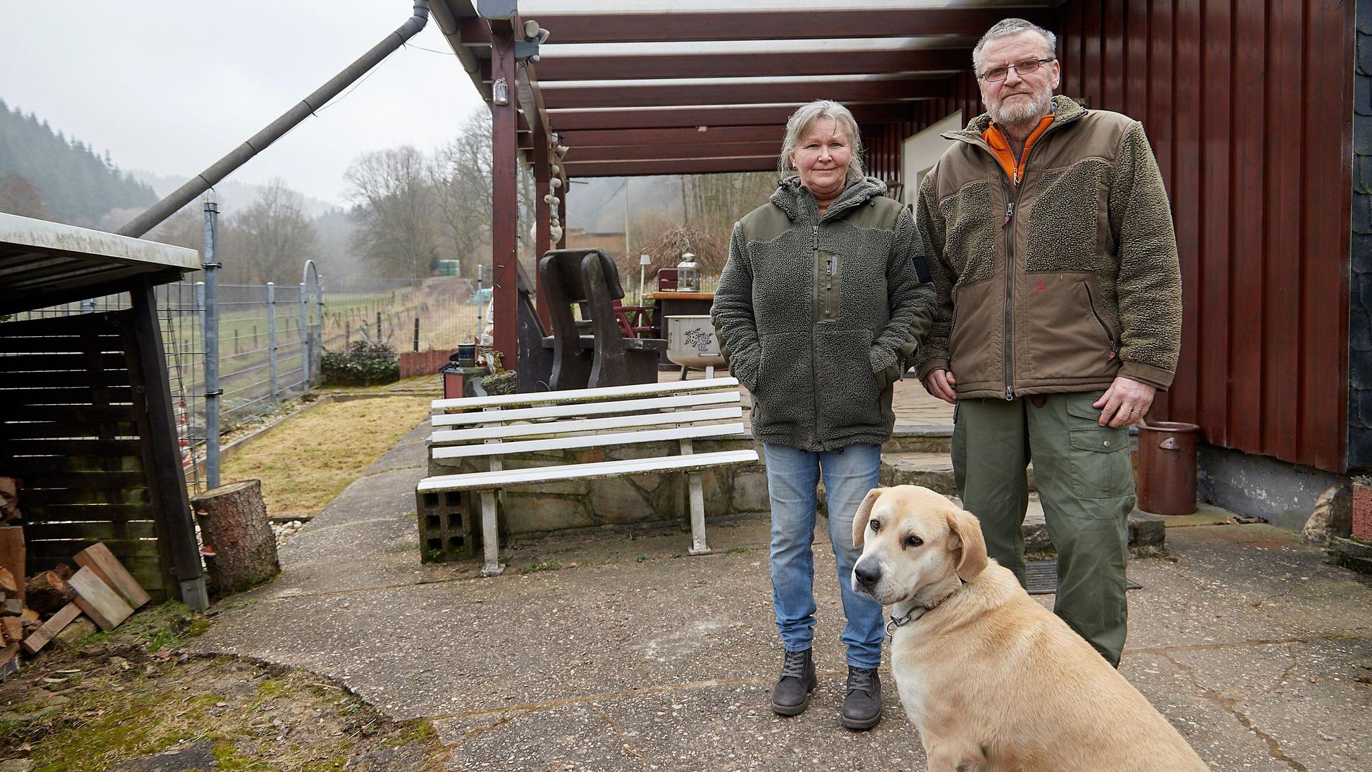 Birgit und Peter Wessing leben mit ihrem Hund in Unterpreth.