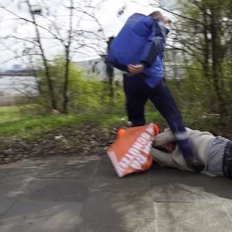 Ein LKW-Fahrer tritt einen „Letzte Generation“-Aktivisten, nachdem er ihn auf den Gehweg gezogen hatte.