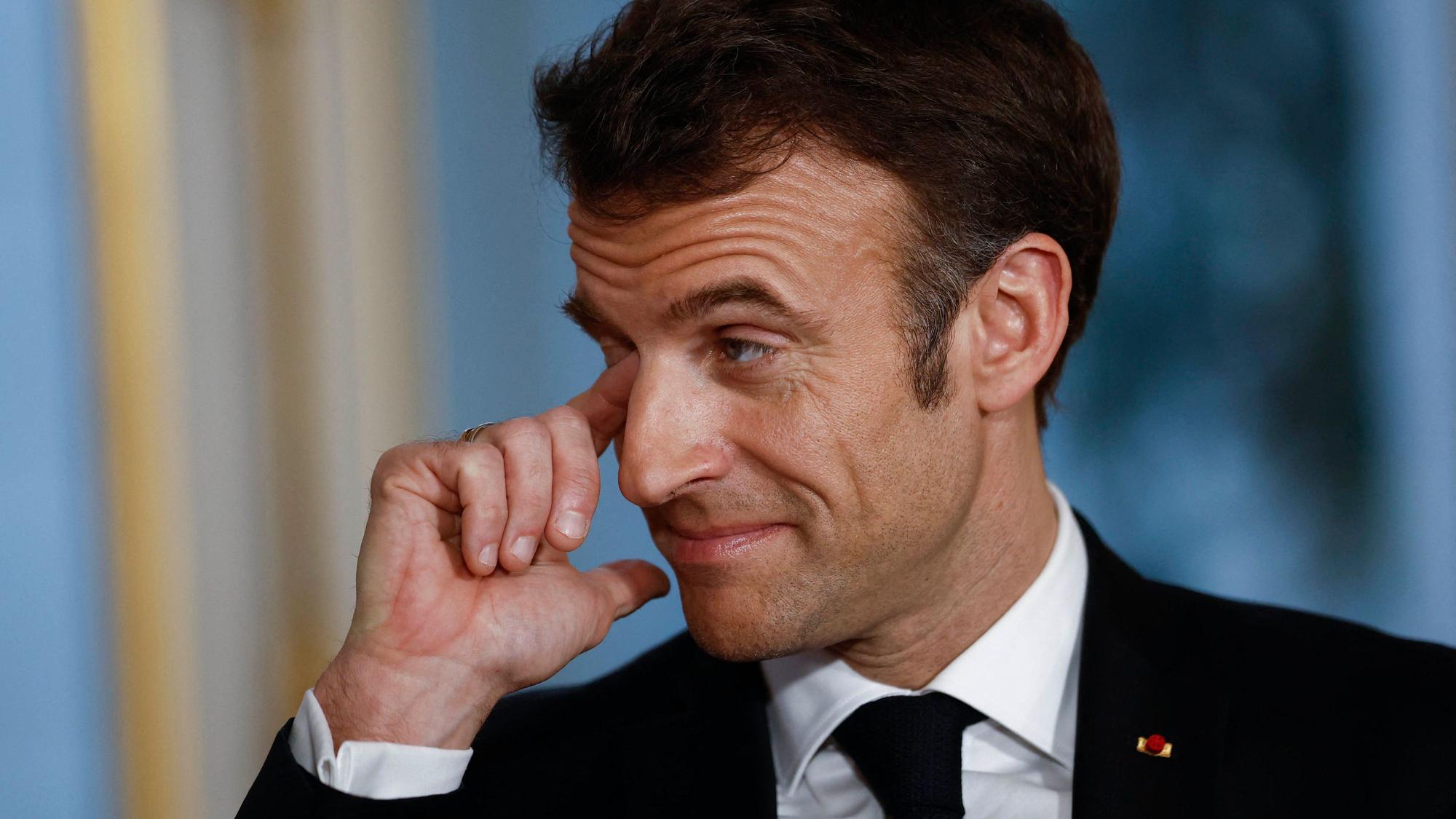 Emmanuel Macron hat mit einem TV-Interview für Empörung in sozialen Netzwerken gesorgt. In Frankreich gingen Clips viral, die zeigen, wie der Präsident eine teure Uhr ablegt. (Archivbild)