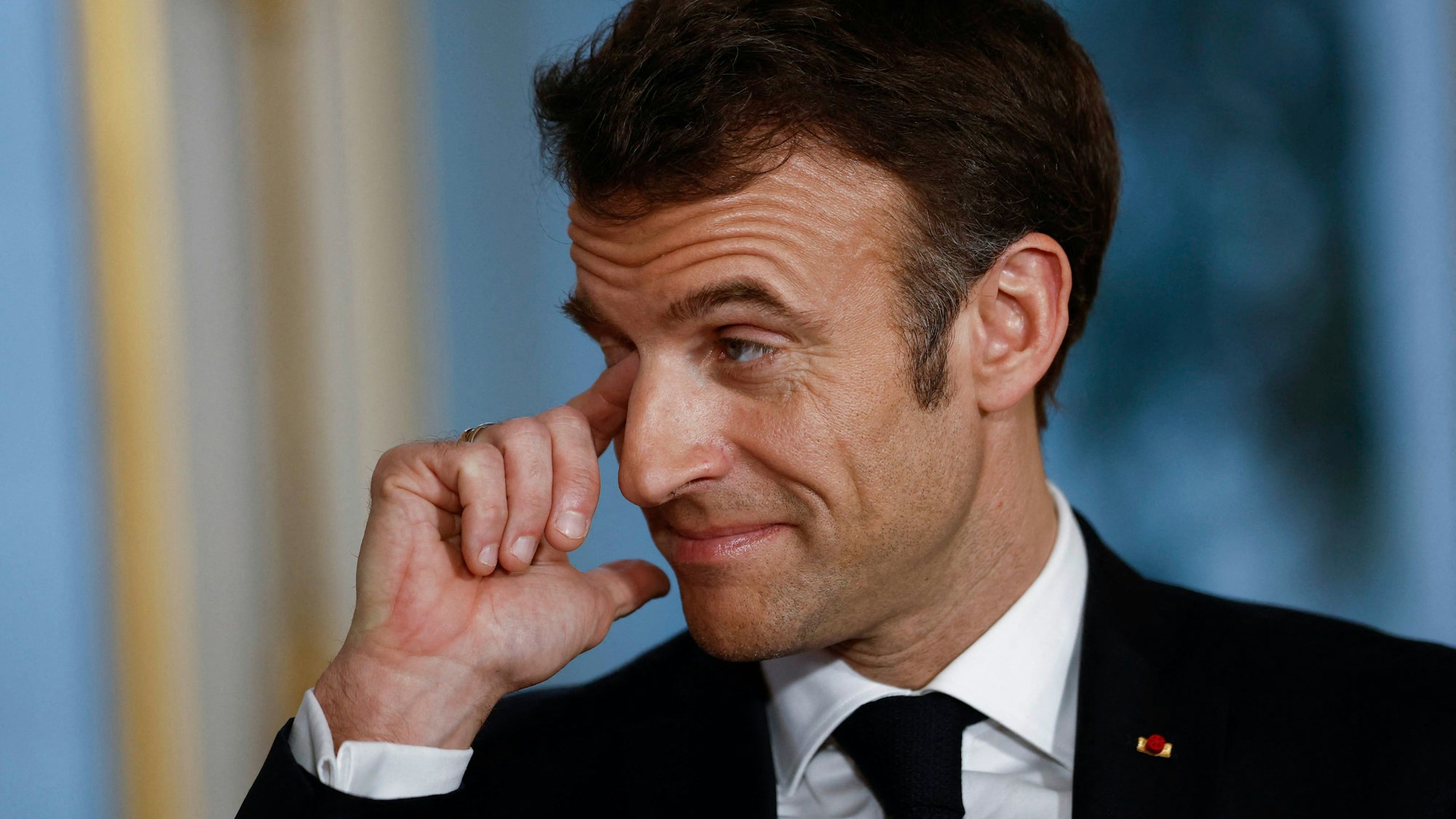 Emmanuel Macron hat mit einem TV-Interview für Empörung in sozialen Netzwerken gesorgt. In Frankreich gingen Clips viral, die zeigen, wie der Präsident eine teure Uhr ablegt. (Archivbild)